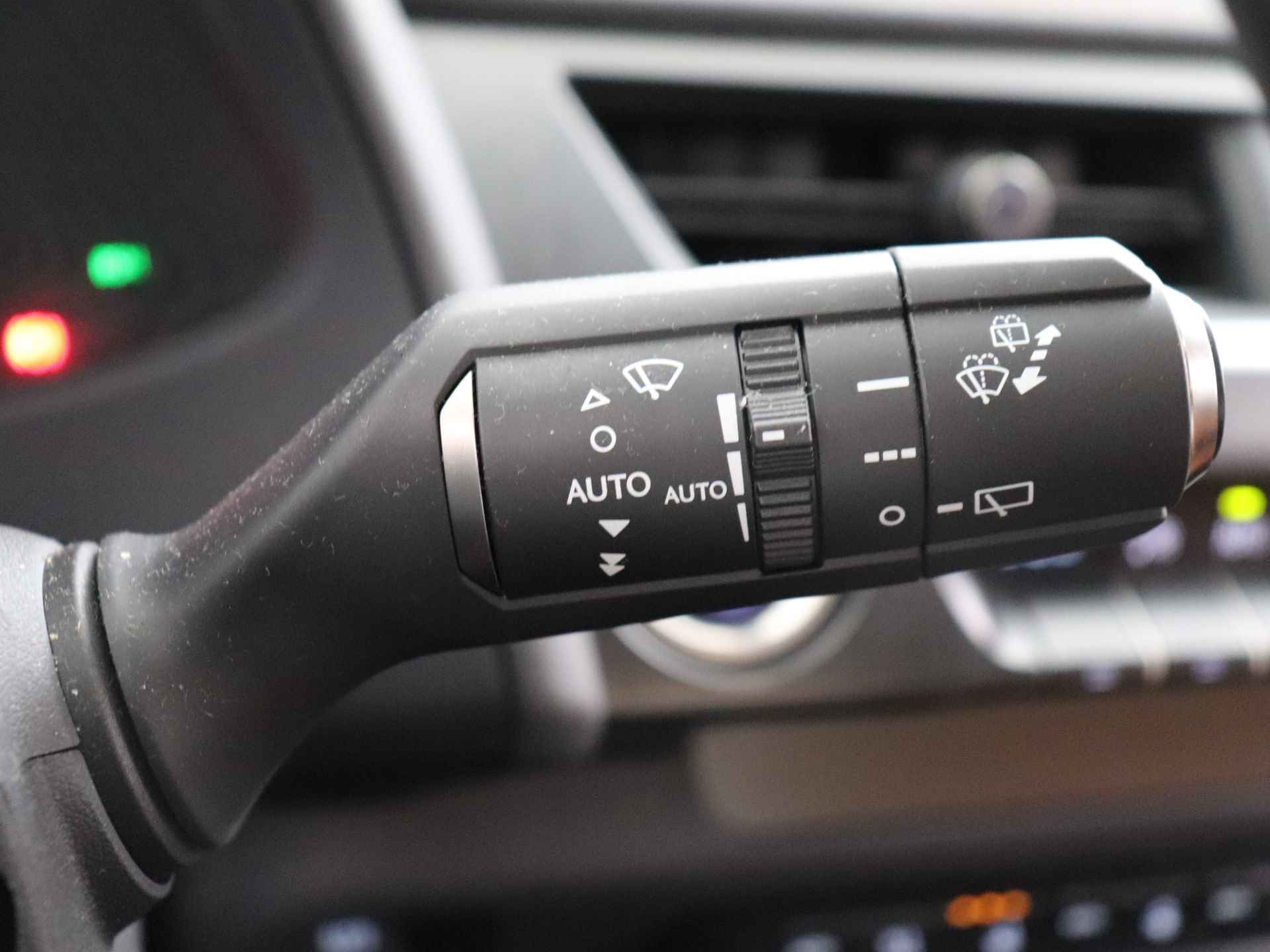 Lexus UX 300e Executive | Mark Levinson | Stoelverwarming en -ventilatie | Head-up Display | - 24/46