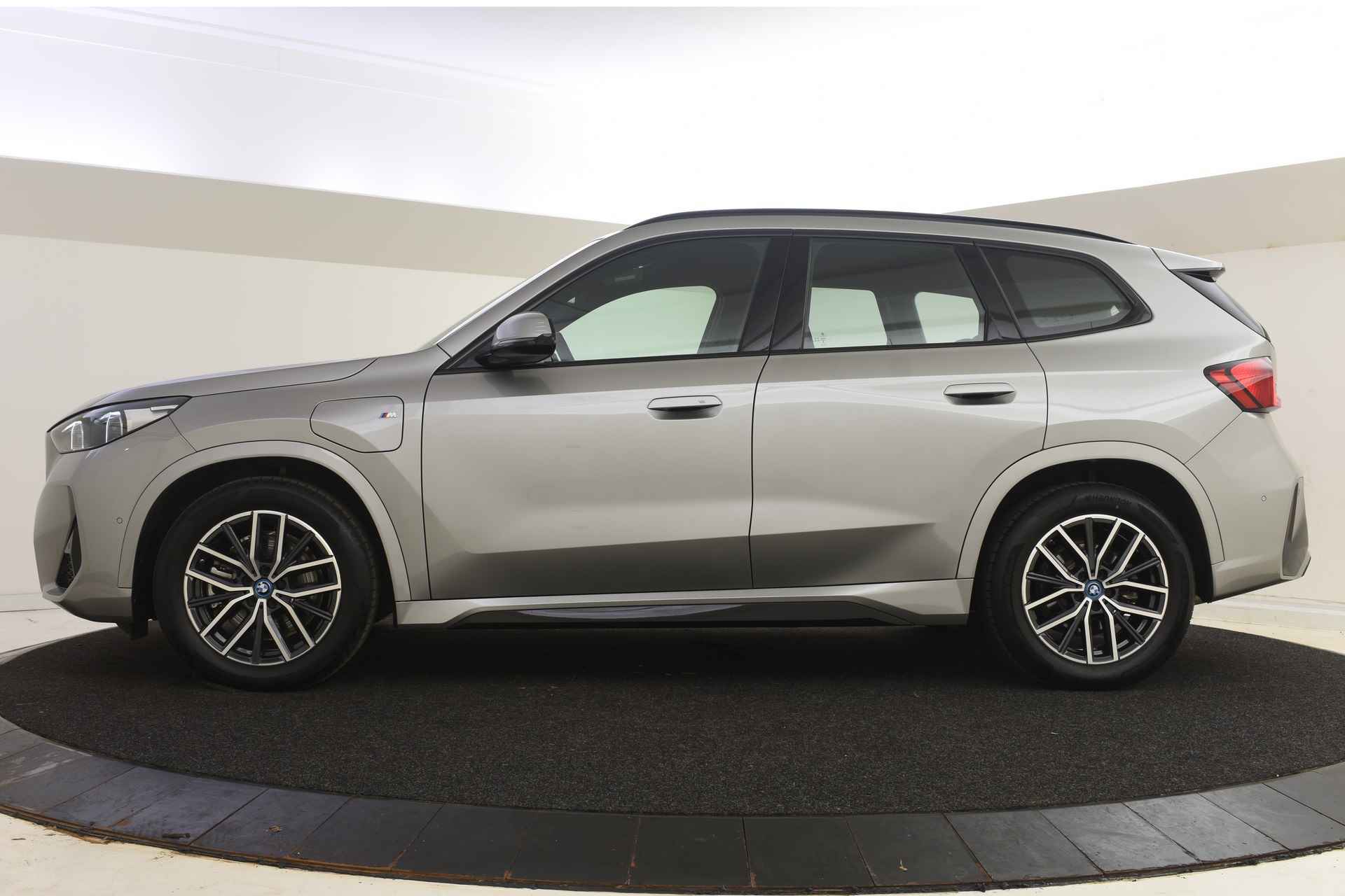 BMW X1 xDrive25e Executive M Sport Automaat / Sportstoelen / Stoelverwarming / Parking Assistant / Adaptieve LED / Adaptief M Onderstel / Comfort Access - 4/41