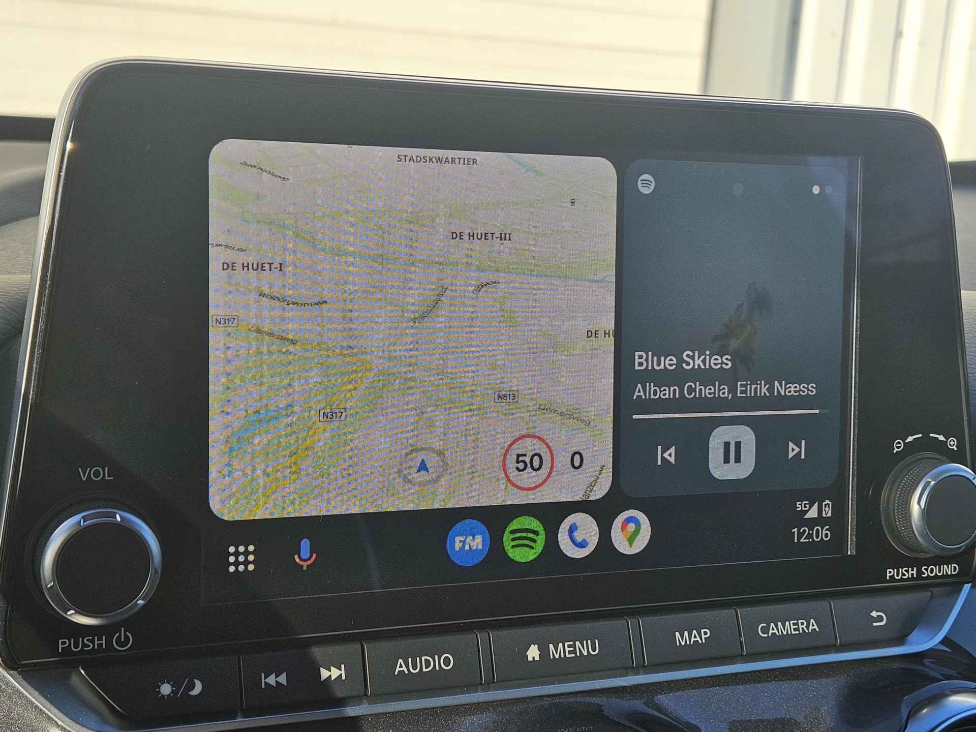 Nissan Juke 1.0 DIG-T N-Connecta / DEMO / Levertijd I.O. / Climate control / Adaptief cruise control / Dode hoek detectie met correctie / Stuurverwarming / Stoelverwarming voor / Keyless entry / Keyless start / Rondomzichtcamera / Parkeersensoren voor en achter  / LED verlichting / Multifunctioneel stuurwiel / Navigatiesysteem full map  / Volledig digitaal instrumentenpaneel / Bluetooth telefoonvoorbereiding / Apple Carplay / Android Auto / DAB radio / Elektrische ramen voor en achter / Elektrisch inklapbare spiegels / Lichtmetalen wielen 17 “ - 17/50