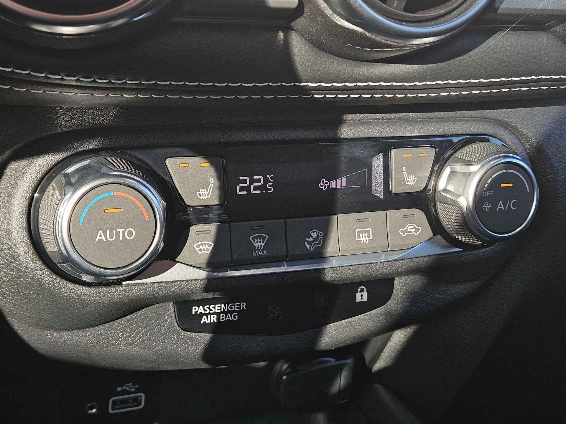 Nissan Juke 1.0 DIG-T N-Connecta / DEMO / Levertijd I.O. / Climate control / Adaptief cruise control / Dode hoek detectie met correctie / Stuurverwarming / Stoelverwarming voor / Keyless entry / Keyless start / Rondomzichtcamera / Parkeersensoren voor en achter  / LED verlichting / Multifunctioneel stuurwiel / Navigatiesysteem full map  / Volledig digitaal instrumentenpaneel / Bluetooth telefoonvoorbereiding / Apple Carplay / Android Auto / DAB radio / Elektrische ramen voor en achter / Elektrisch inklapbare spiegels / Lichtmetalen wielen 17 “ - 21/50