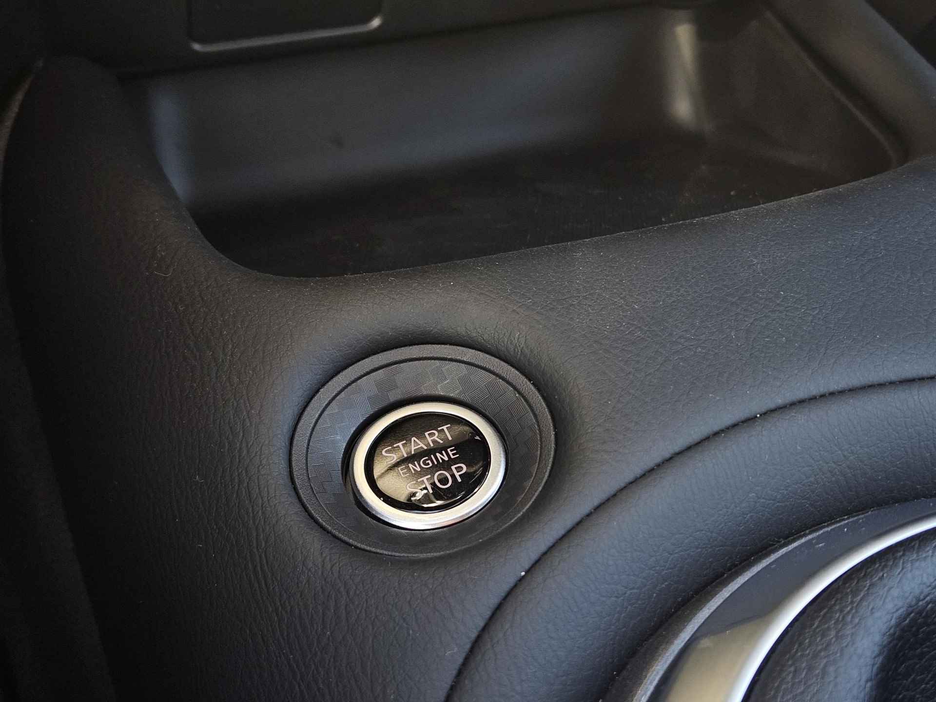 Nissan Juke 1.0 DIG-T N-Connecta / DEMO / Levertijd I.O. / Climate control / Adaptief cruise control / Dode hoek detectie met correctie / Stuurverwarming / Stoelverwarming voor / Keyless entry / Keyless start / Rondomzichtcamera / Parkeersensoren voor en achter  / LED verlichting / Multifunctioneel stuurwiel / Navigatiesysteem full map  / Volledig digitaal instrumentenpaneel / Bluetooth telefoonvoorbereiding / Apple Carplay / Android Auto / DAB radio / Elektrische ramen voor en achter / Elektrisch inklapbare spiegels / Lichtmetalen wielen 17 “ - 40/50