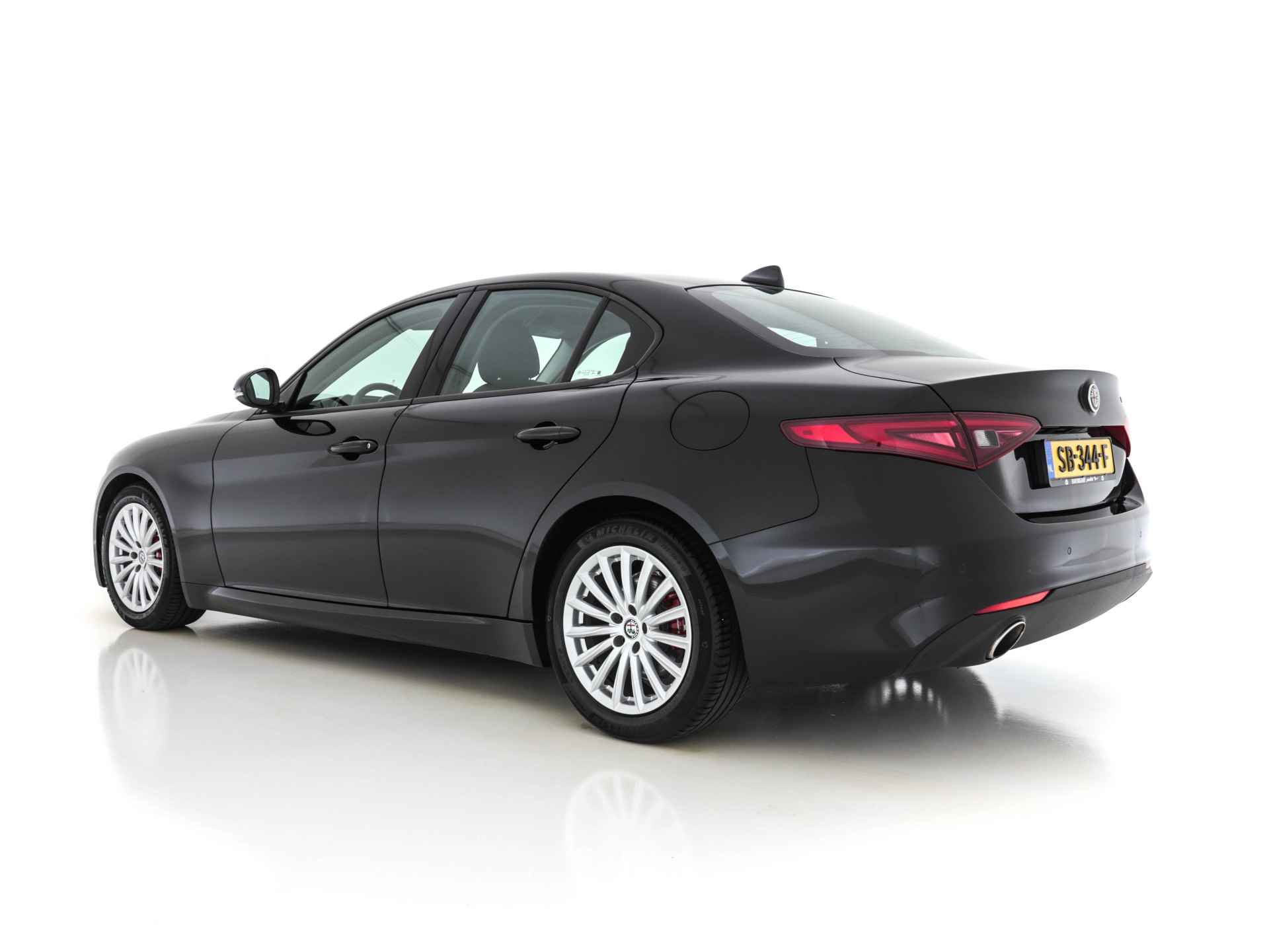 Alfa Romeo Giulia 2.0T Super Black-Line 200 Pk Aut. *NAVI-FULLMAP | 1/2-LEDER | DAB | ECC | PDC | CRUISE | COMFORT-SEATS | BREMSA-BRAKES | 17"ALU*. - 4/28