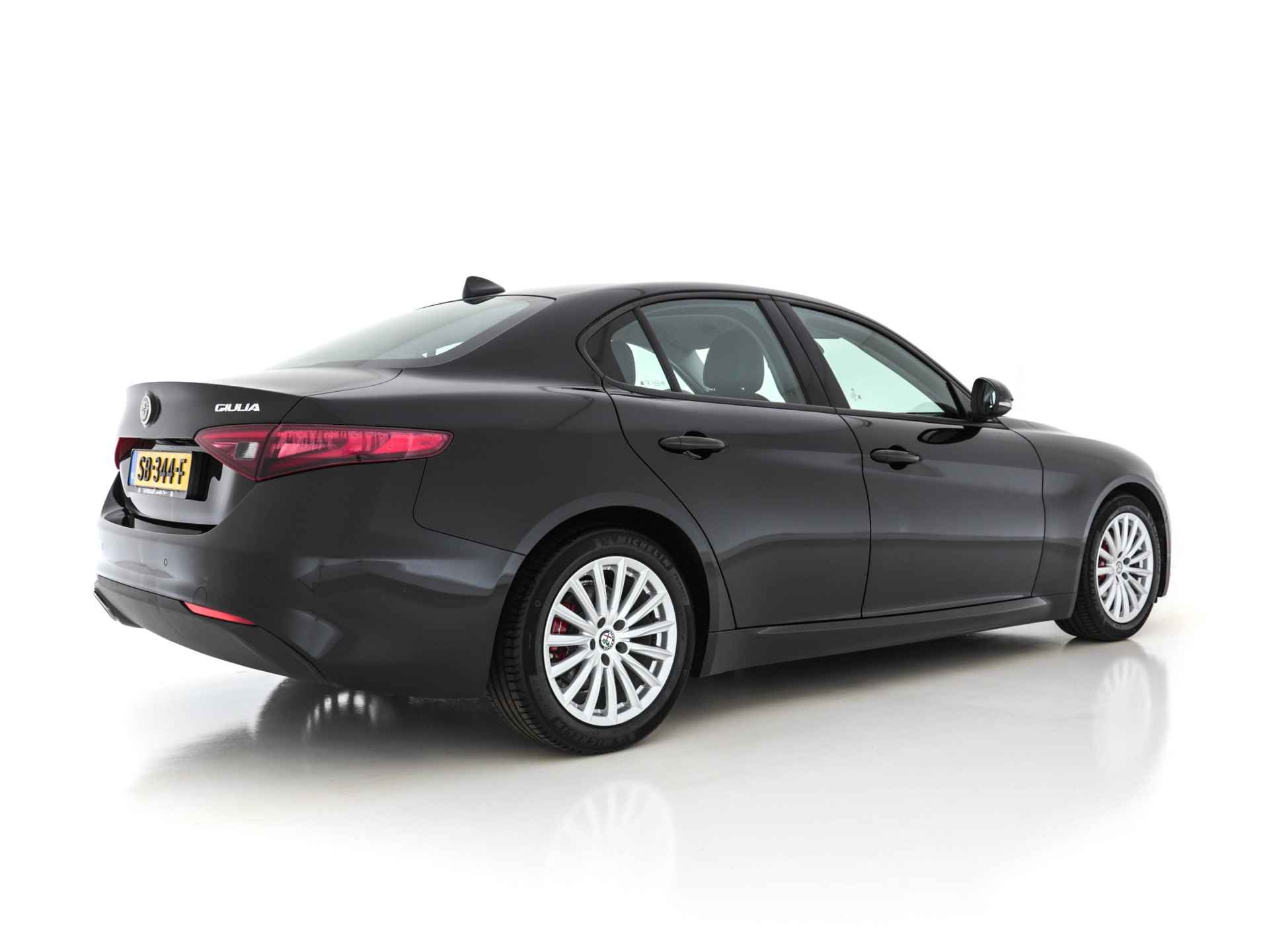 Alfa Romeo Giulia 2.0T Super Black-Line 200 Pk Aut. *NAVI-FULLMAP | 1/2-LEDER | DAB | ECC | PDC | CRUISE | COMFORT-SEATS | BREMSA-BRAKES | 17"ALU*. - 6/28