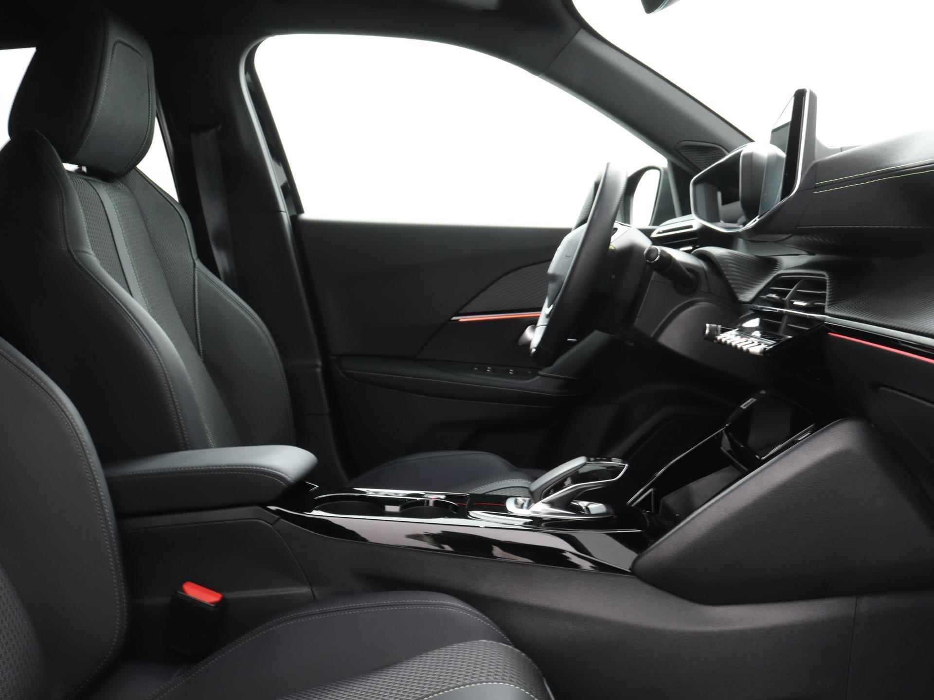 Peugeot e-2008 EV GT 50 kWh | Navigatie | Camera | Trekhaak | Sportstoelen | Licht Metalen Velgen 17" - 24/41