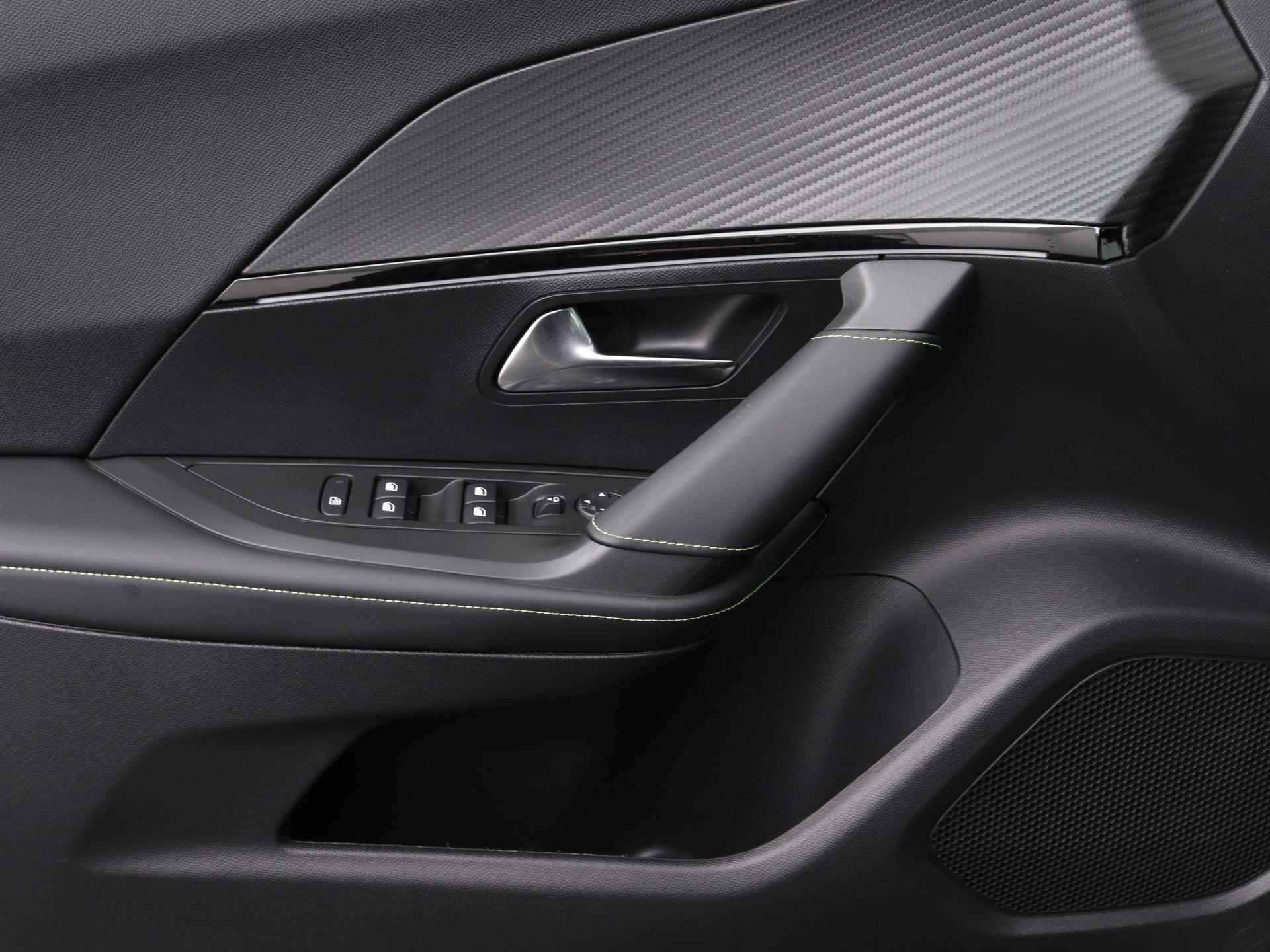 Peugeot e-2008 EV GT 50 kWh | Navigatie | Camera | Trekhaak | Sportstoelen | Licht Metalen Velgen 17" - 26/41