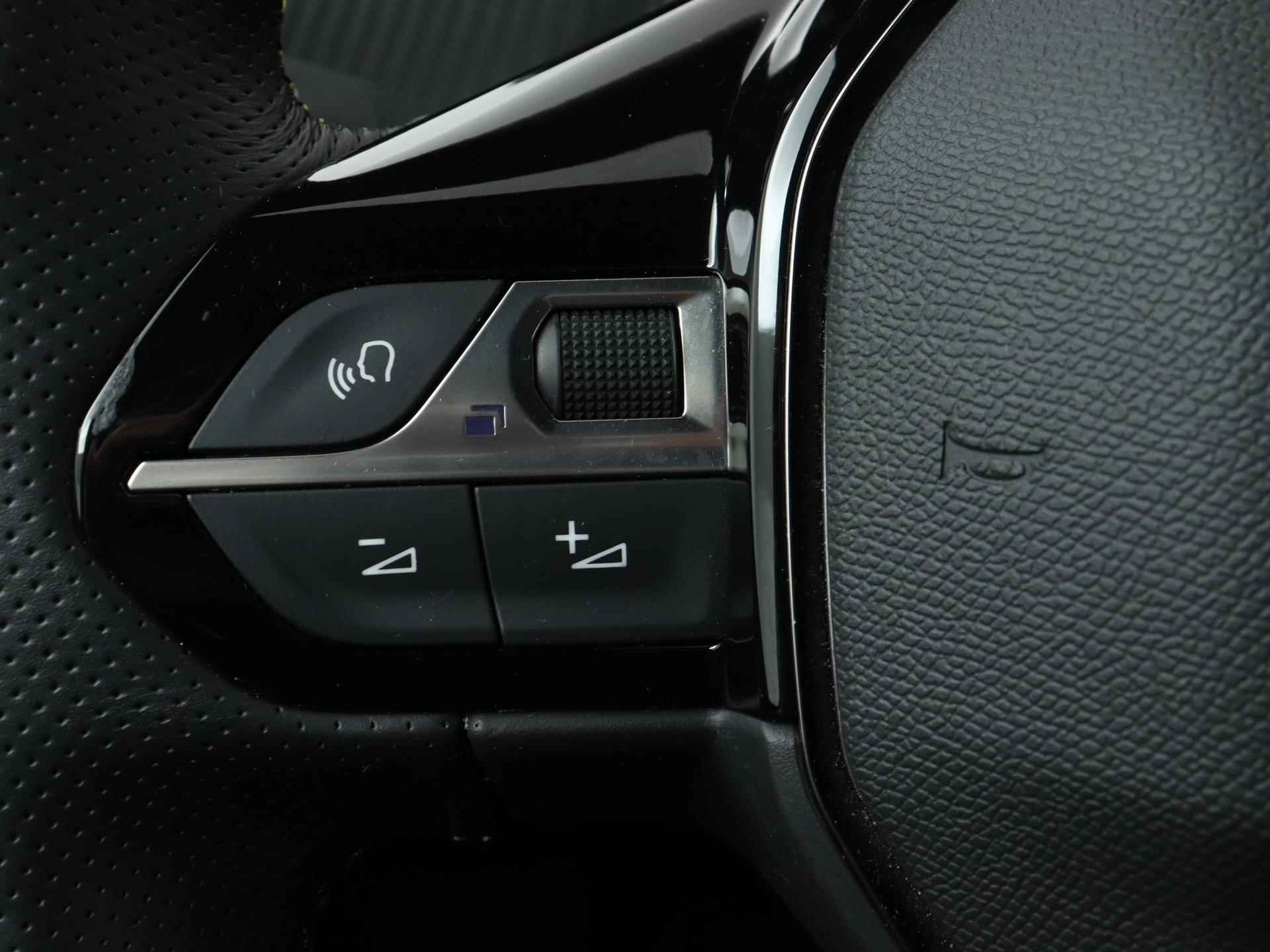 Peugeot e-2008 EV GT 50 kWh | Navigatie | Camera | Trekhaak | Sportstoelen | Licht Metalen Velgen 17" - 28/41