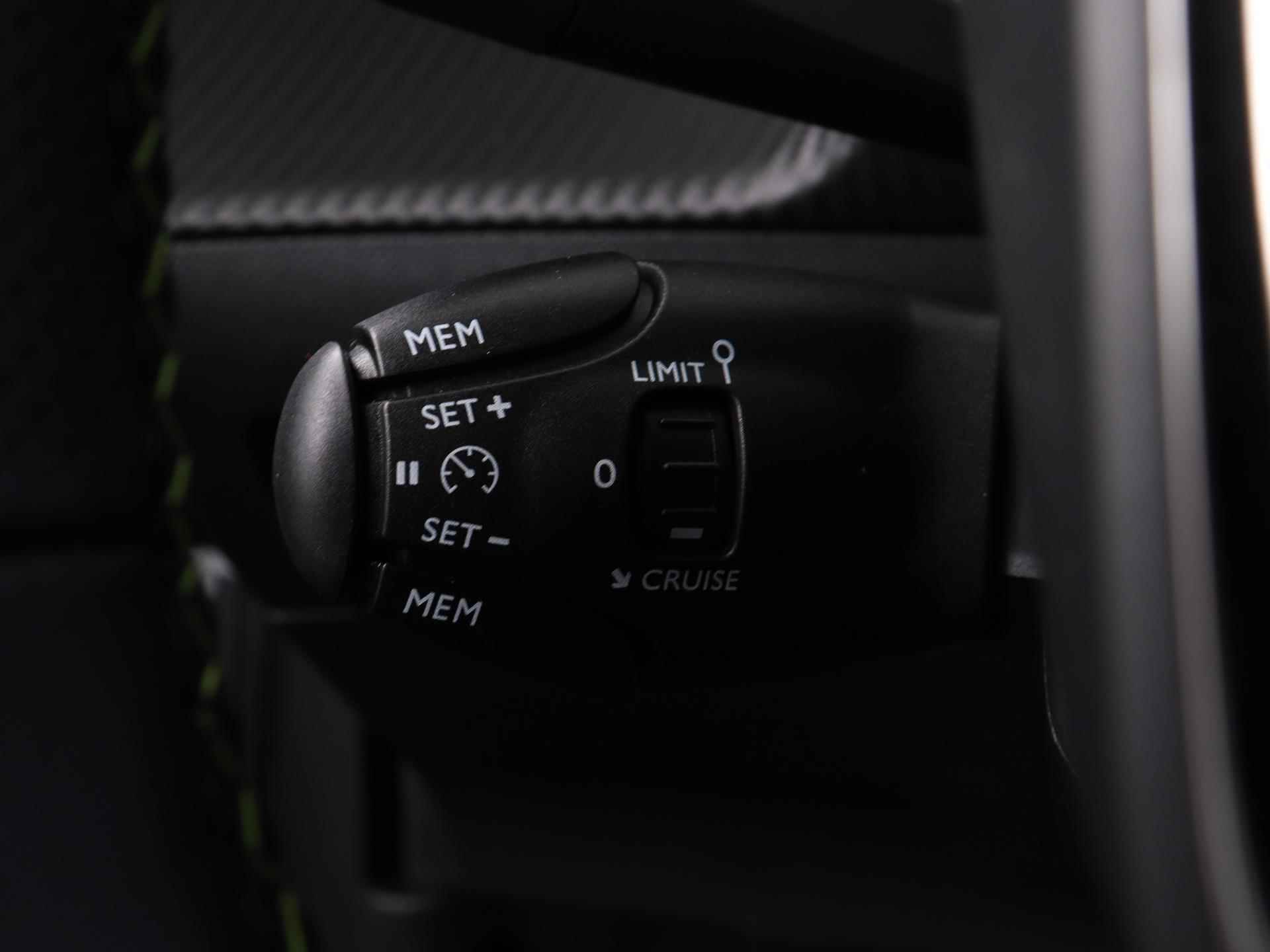Peugeot e-2008 EV GT 50 kWh | Navigatie | Camera | Trekhaak | Sportstoelen | Licht Metalen Velgen 17" - 30/41