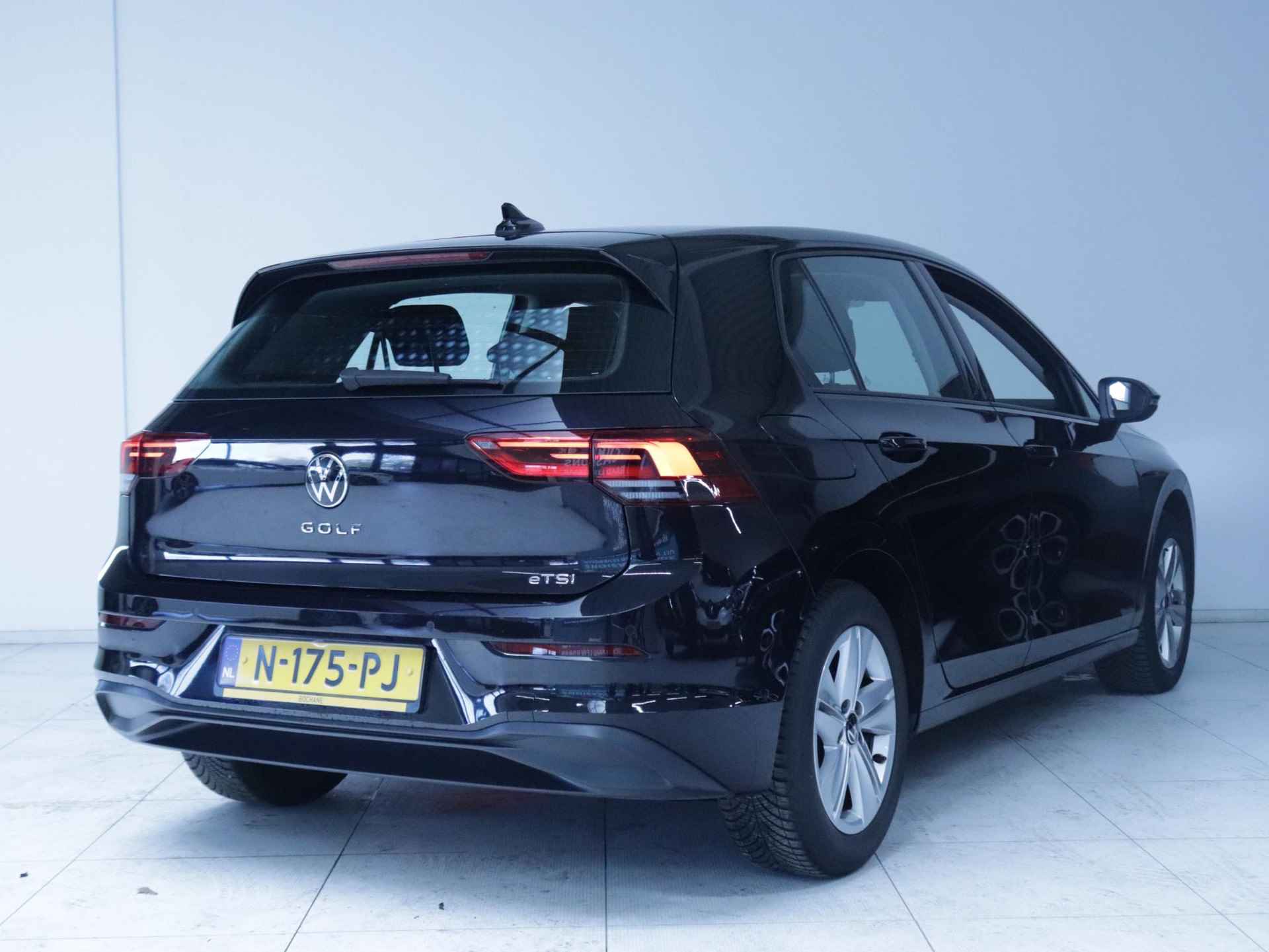 Volkswagen Golf 1.5 eTSI DSG Life Business | Navigatie | Stoelverwarming - 3/37