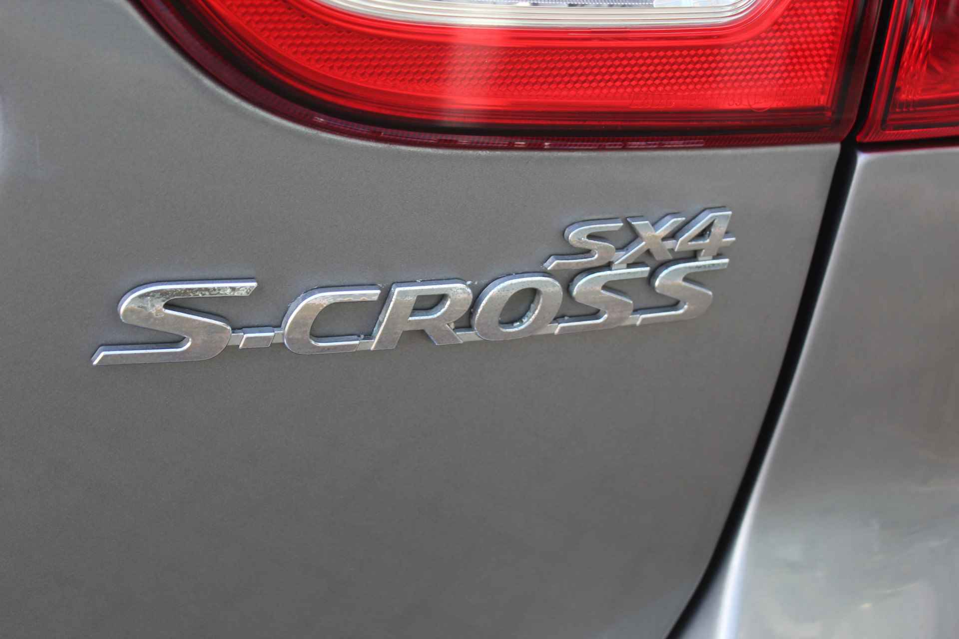 Suzuki S-Cross 1.6-120pk Comfort. Hoge zit ! Volautm. airco dual, telefoonvoorb., navigatie, cruise control, LM wielen, camera, trekhaak, metallic lak, verwarmde stoelen etc. - 35/46