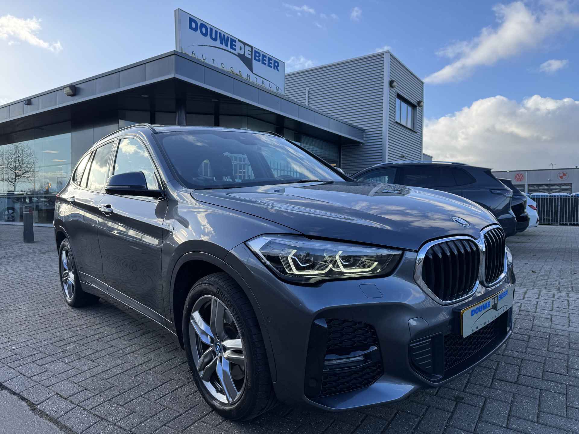 BMW X1 xDrive25e M-sport Pano-Dak | HUD | Keyless | Adapt. Cruise | Stoelverw. |