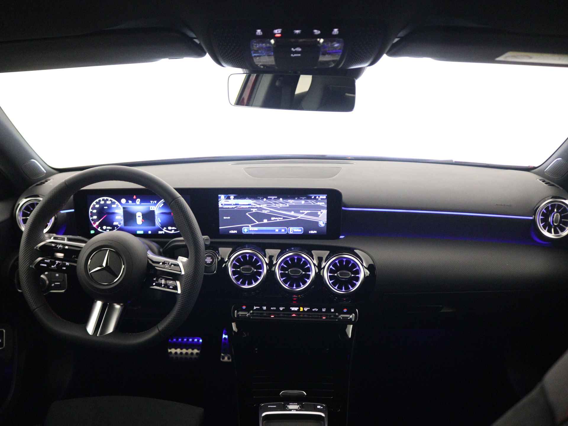 Mercedes-Benz A-Klasse 250 e AMG Line | Premium Pack | Nightpakket | Draadloos oplaadsysteem voor Smartphone | Sfeerverlichting | Extra USB-poorten | Verwarmde stoelen vooraan | KEYLESS GO | Dodehoekassistent | - 5/37