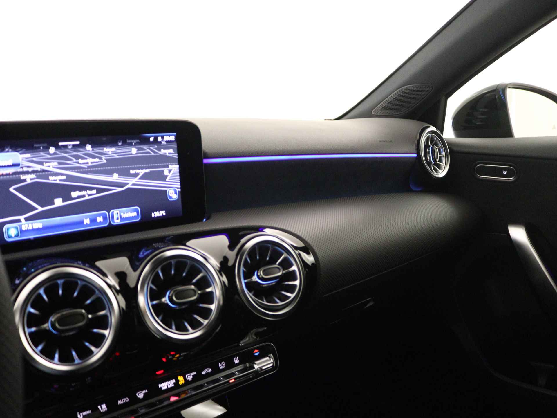 Mercedes-Benz A-Klasse 250 e AMG Line | Premium Pack | Nightpakket | Draadloos oplaadsysteem voor Smartphone | Sfeerverlichting | Extra USB-poorten | Verwarmde stoelen vooraan | KEYLESS GO | Dodehoekassistent | - 7/37