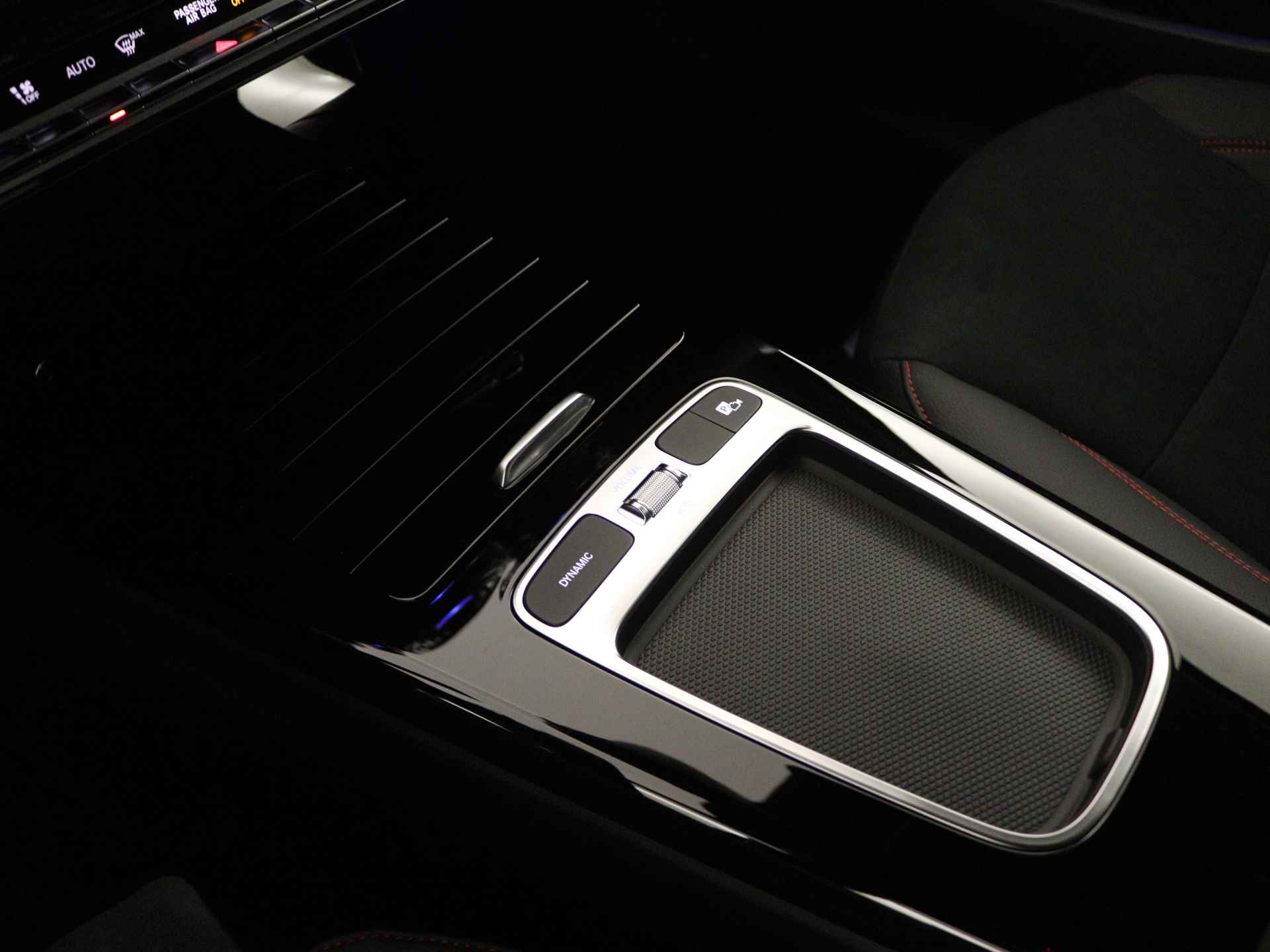Mercedes-Benz A-Klasse 250 e AMG Line | Premium Pack | Nightpakket | Draadloos oplaadsysteem voor Smartphone | Sfeerverlichting | Extra USB-poorten | Verwarmde stoelen vooraan | KEYLESS GO | Dodehoekassistent | - 10/37