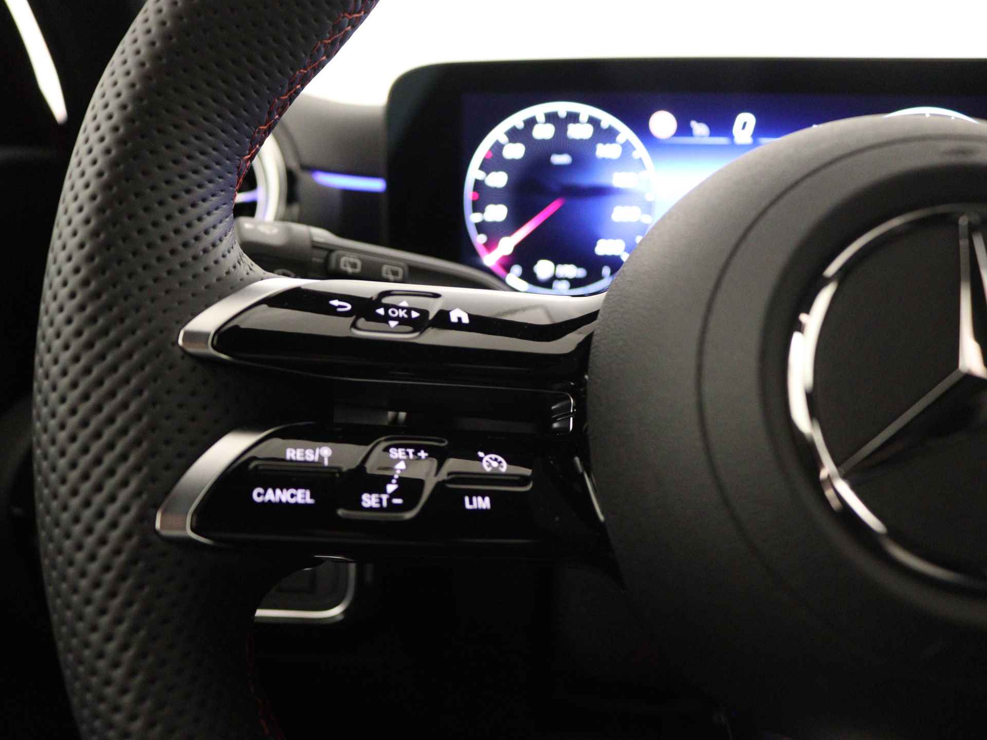 Mercedes-Benz A-Klasse 250 e AMG Line | Premium Pack | Nightpakket | Draadloos oplaadsysteem voor Smartphone | Sfeerverlichting | Extra USB-poorten | Verwarmde stoelen vooraan | KEYLESS GO | Dodehoekassistent | - 17/37