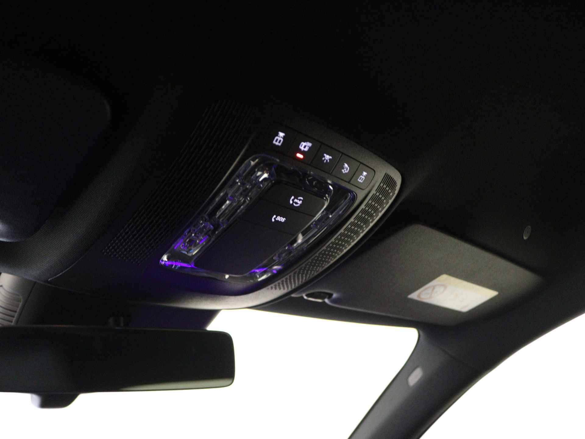 Mercedes-Benz A-Klasse 250 e AMG Line | Premium Pack | Nightpakket | Draadloos oplaadsysteem voor Smartphone | Sfeerverlichting | Extra USB-poorten | Verwarmde stoelen vooraan | KEYLESS GO | Dodehoekassistent | - 25/37