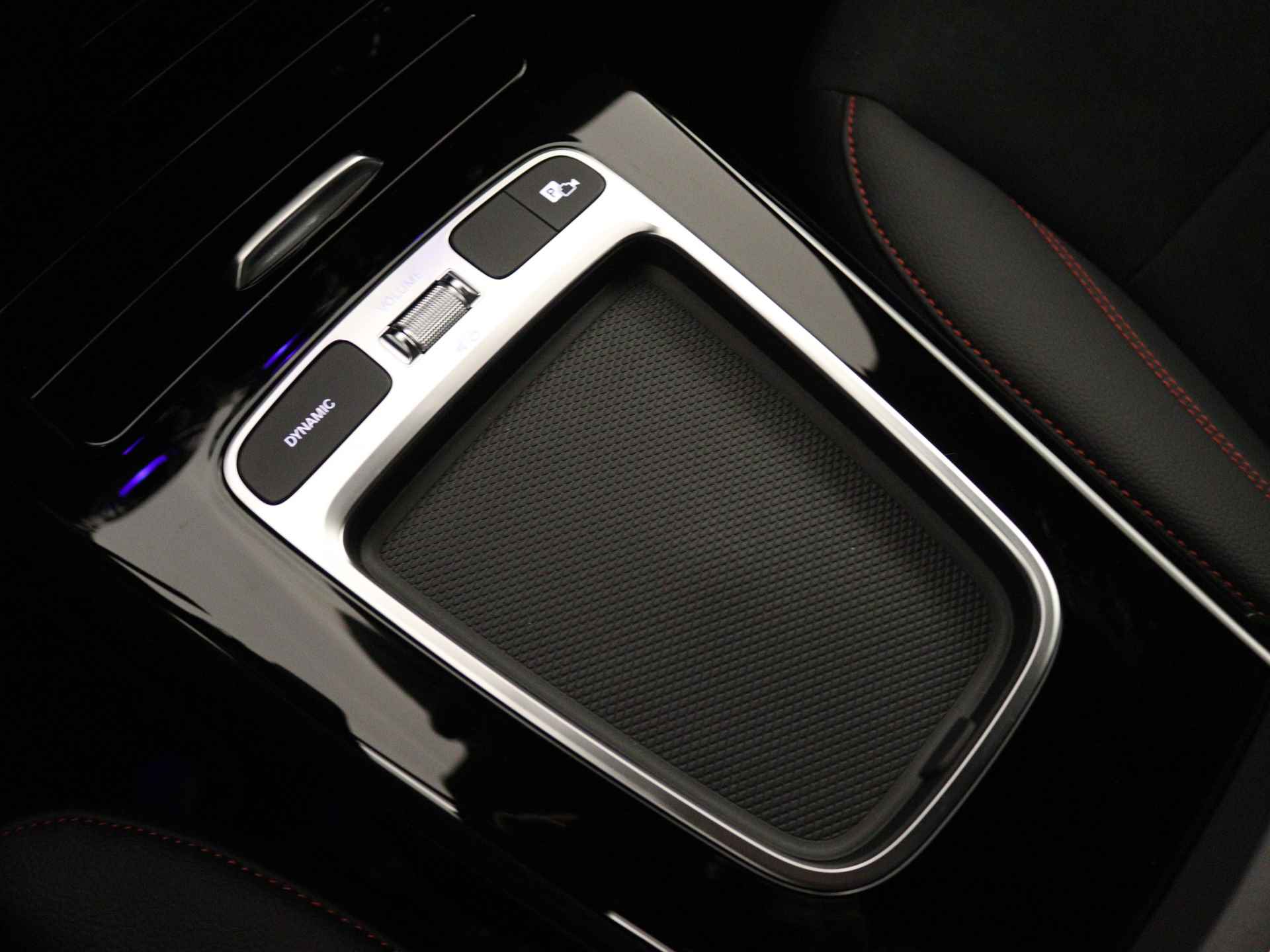 Mercedes-Benz A-Klasse 250 e AMG Line | Premium Pack | Nightpakket | Draadloos oplaadsysteem voor Smartphone | Sfeerverlichting | Extra USB-poorten | Verwarmde stoelen vooraan | KEYLESS GO | Dodehoekassistent | - 28/37