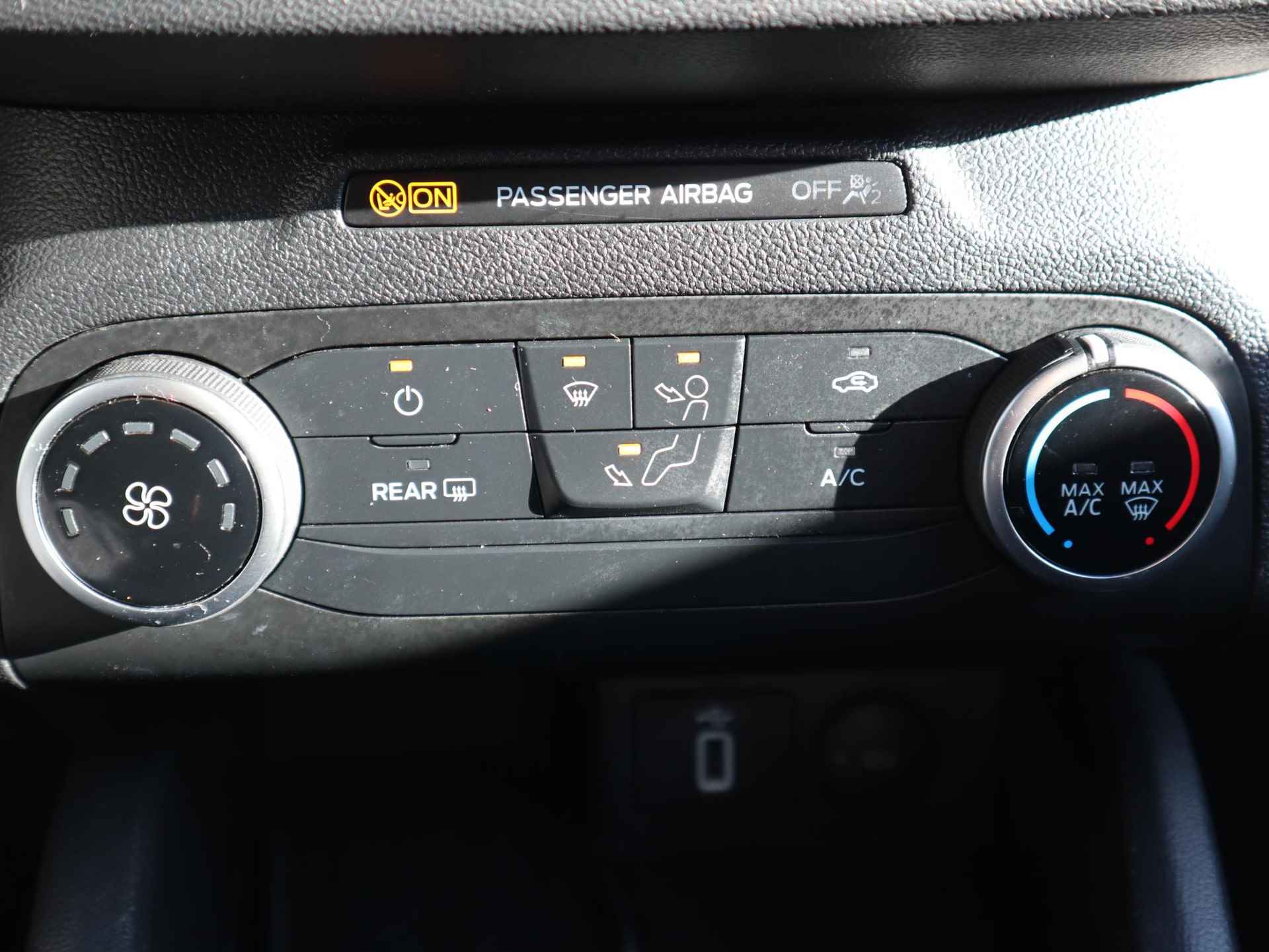 Ford Focus 1.0 EcoBoost Hybrid Trend Business 125PK | Camera | Navigatie | DAB+ | LED | Cruise Control | Parkeersensoren | Airconditioning | Lichtmetalen velgen | Apple CarPlay / Android Auto - 28/37