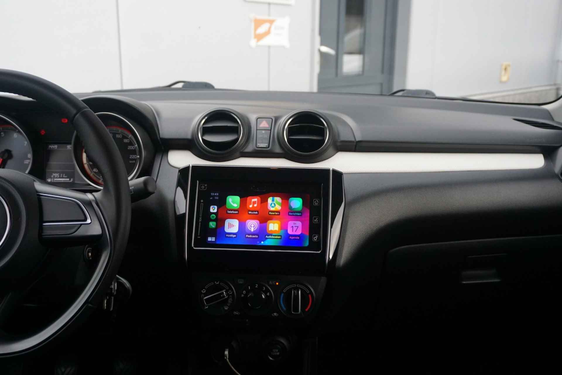 Suzuki Swift 1.2 Select CarPlay | Trekhaak | Camera | Navigatie | NAP - 11/25