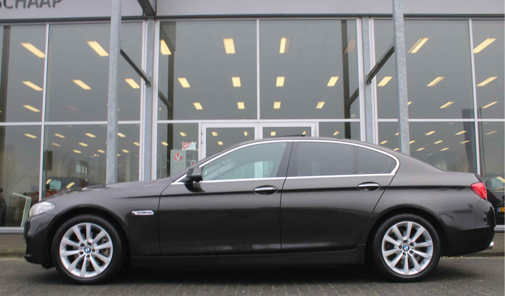 BMW 5 Serie 518d Corporate Lease High Executive | Afn. Trekhaak | Schuifdak | Verw. Voorstoelen | Parkeersensoren V+A - 2/70