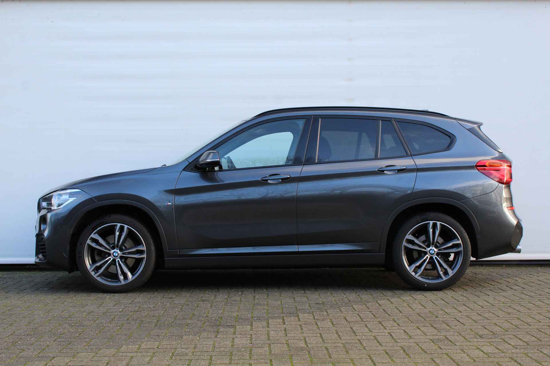 BMW X1 sDrive20i Executive M Sport Automaat / Trekhaak / Sportstoelen / LED / M Sport steering / Achteruitrijcamera / Head-Up / Park Assistant / M Sportonderstel - 3/29