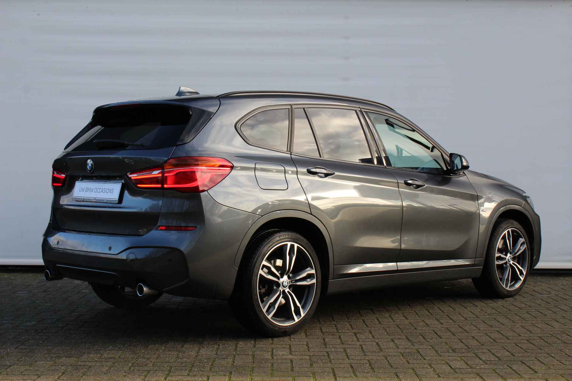 BMW X1 sDrive20i Executive M Sport Automaat / Trekhaak / Sportstoelen / LED / M Sport steering / Achteruitrijcamera / Head-Up / Park Assistant / M Sportonderstel - 4/29