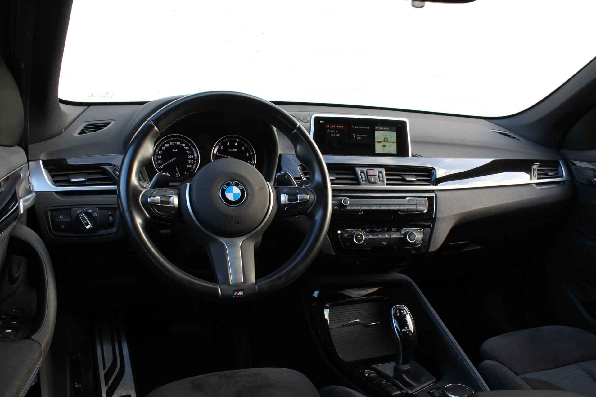 BMW X1 sDrive20i Executive M Sport Automaat / Trekhaak / Sportstoelen / LED / M Sport steering / Achteruitrijcamera / Head-Up / Park Assistant / M Sportonderstel - 10/29