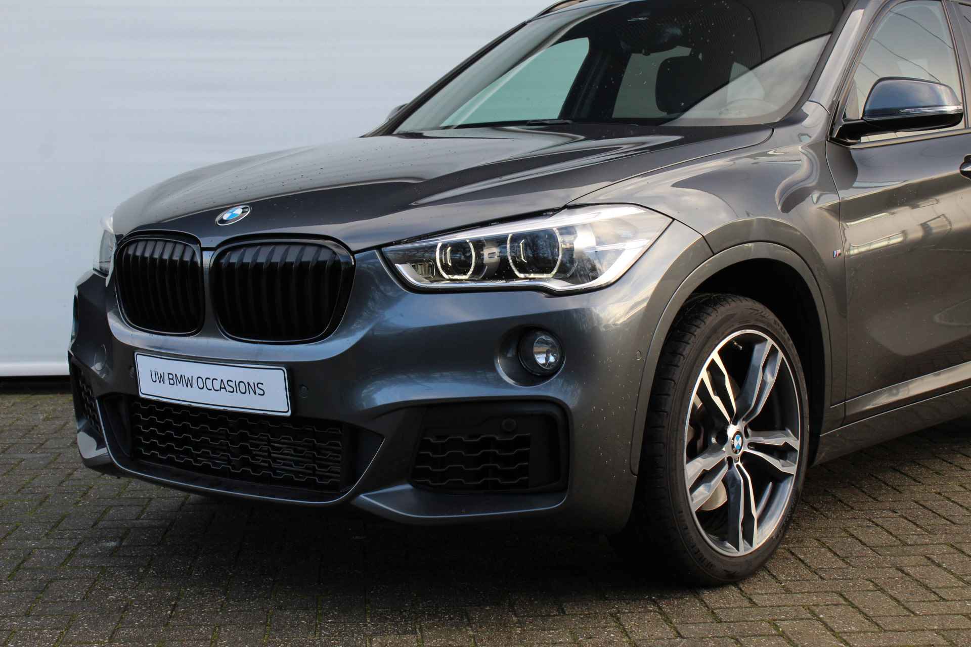 BMW X1 sDrive20i Executive M Sport Automaat / Trekhaak / Sportstoelen / LED / M Sport steering / Achteruitrijcamera / Head-Up / Park Assistant / M Sportonderstel - 17/29