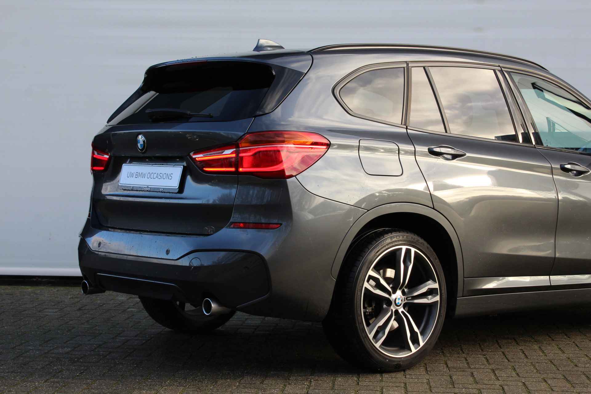 BMW X1 sDrive20i Executive M Sport Automaat / Trekhaak / Sportstoelen / LED / M Sport steering / Achteruitrijcamera / Head-Up / Park Assistant / M Sportonderstel - 18/29