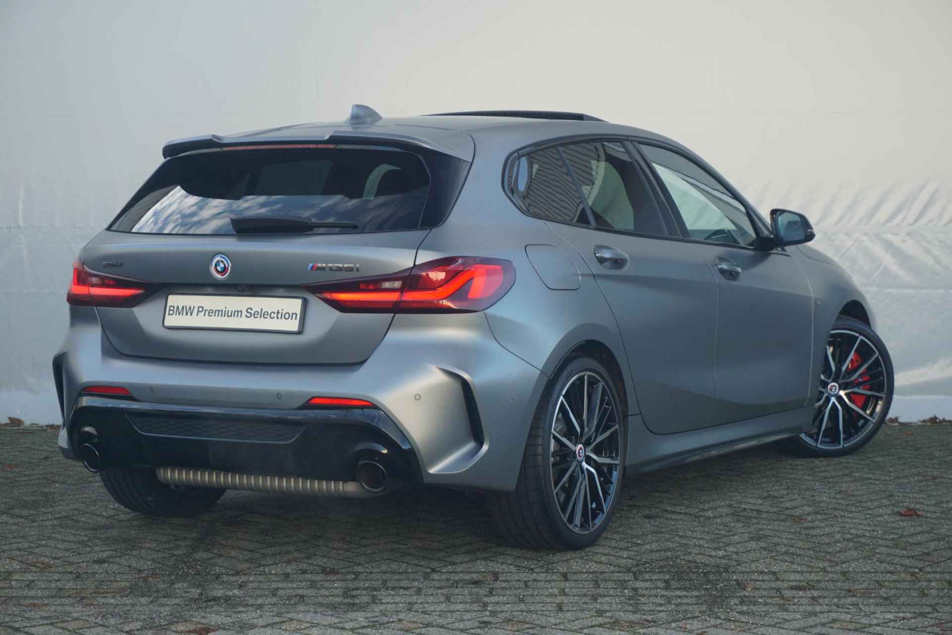 BMW 1 Serie 5-Deurs M135i xDrive 19'' / M Performance Pack / Panoramadak / Harman Kardon / Comfort Acces / Head-Up Display - 2/40