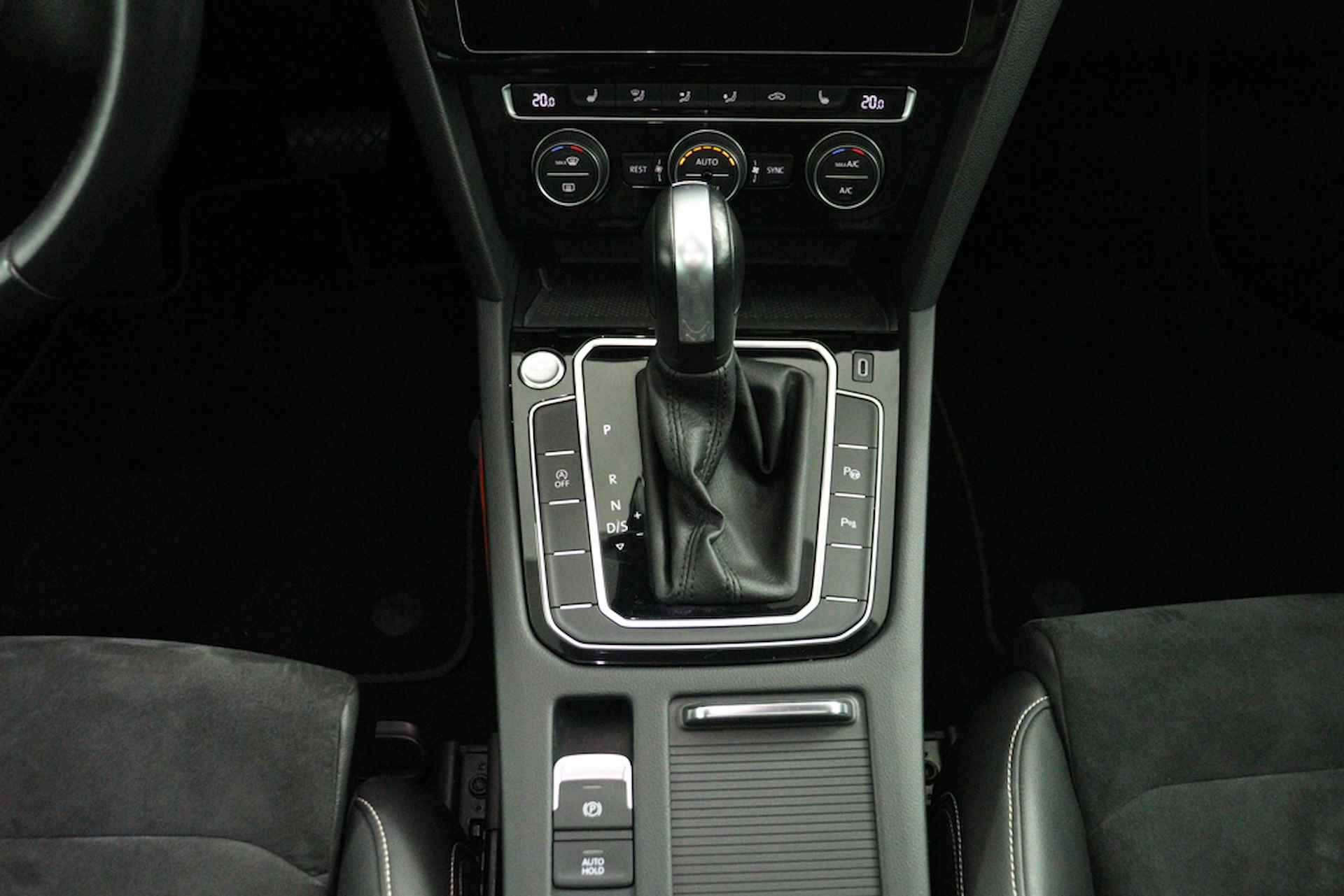 Volkswagen Passat Variant 1.5 TSI R-LINE Elegance Business, Orig. NL | Panorama | Matrix LED | Virtual | Camera | Leer | Navigatie - RIJKLAAR - 27/50