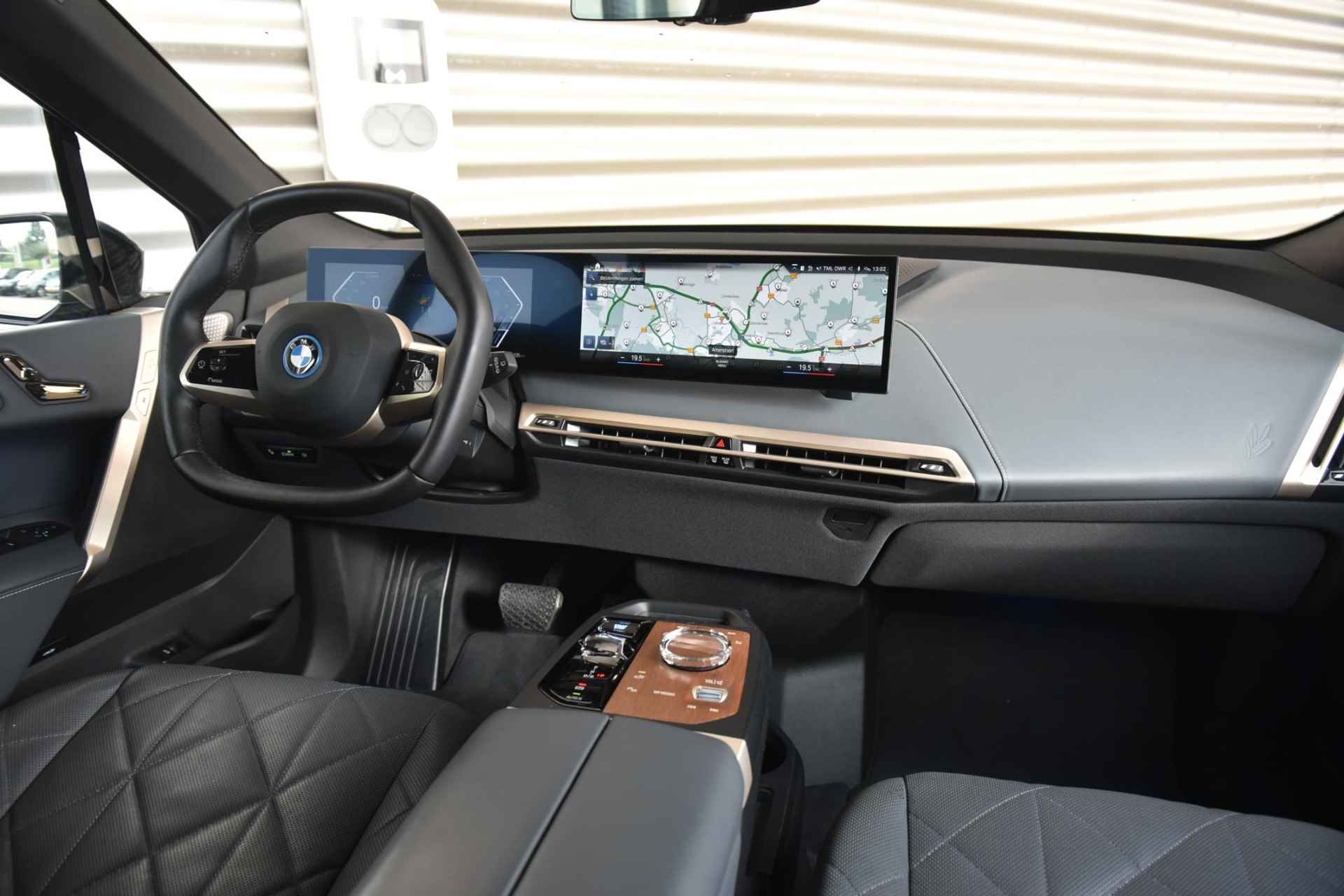 BMW iX xDrive40 High Executive / M Sport / Soft Close / Trekhaak /  Bowers & Wilkins - 13/28