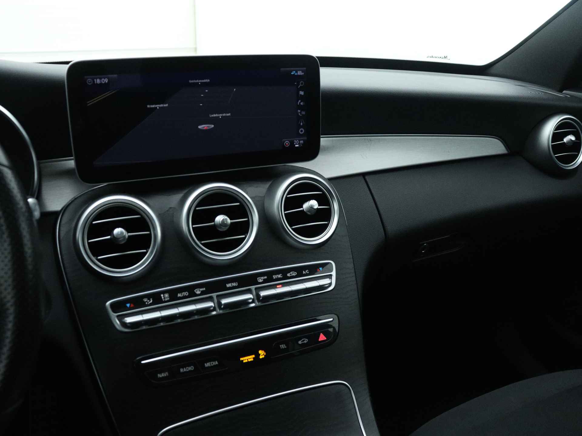 Mercedes-Benz C-Klasse 180 Business Solution AMG | 5 spaaks lichtmetalen velgen | Navigatie | Panoramadak | AMG Styling | Achteruitrijcamera | LED Koplampen | Inclusief 24 maanden MB Certified garantie voor europa. - 8/50