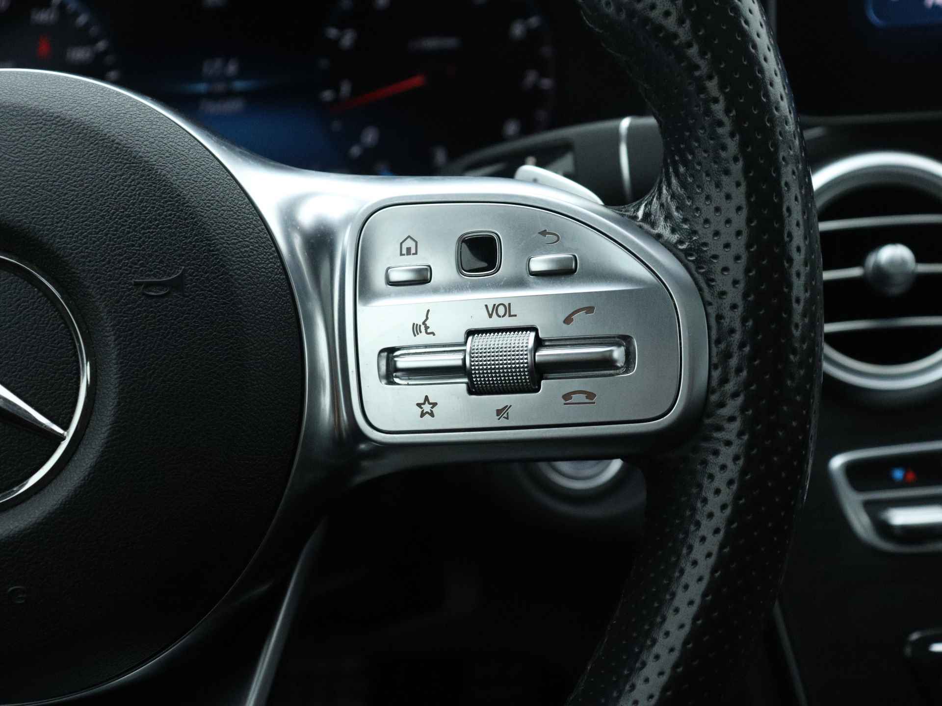Mercedes-Benz C-Klasse 180 Business Solution AMG | 5 spaaks lichtmetalen velgen | Navigatie | Panoramadak | AMG Styling | Achteruitrijcamera | LED Koplampen | Inclusief 24 maanden MB Certified garantie voor europa. - 24/50