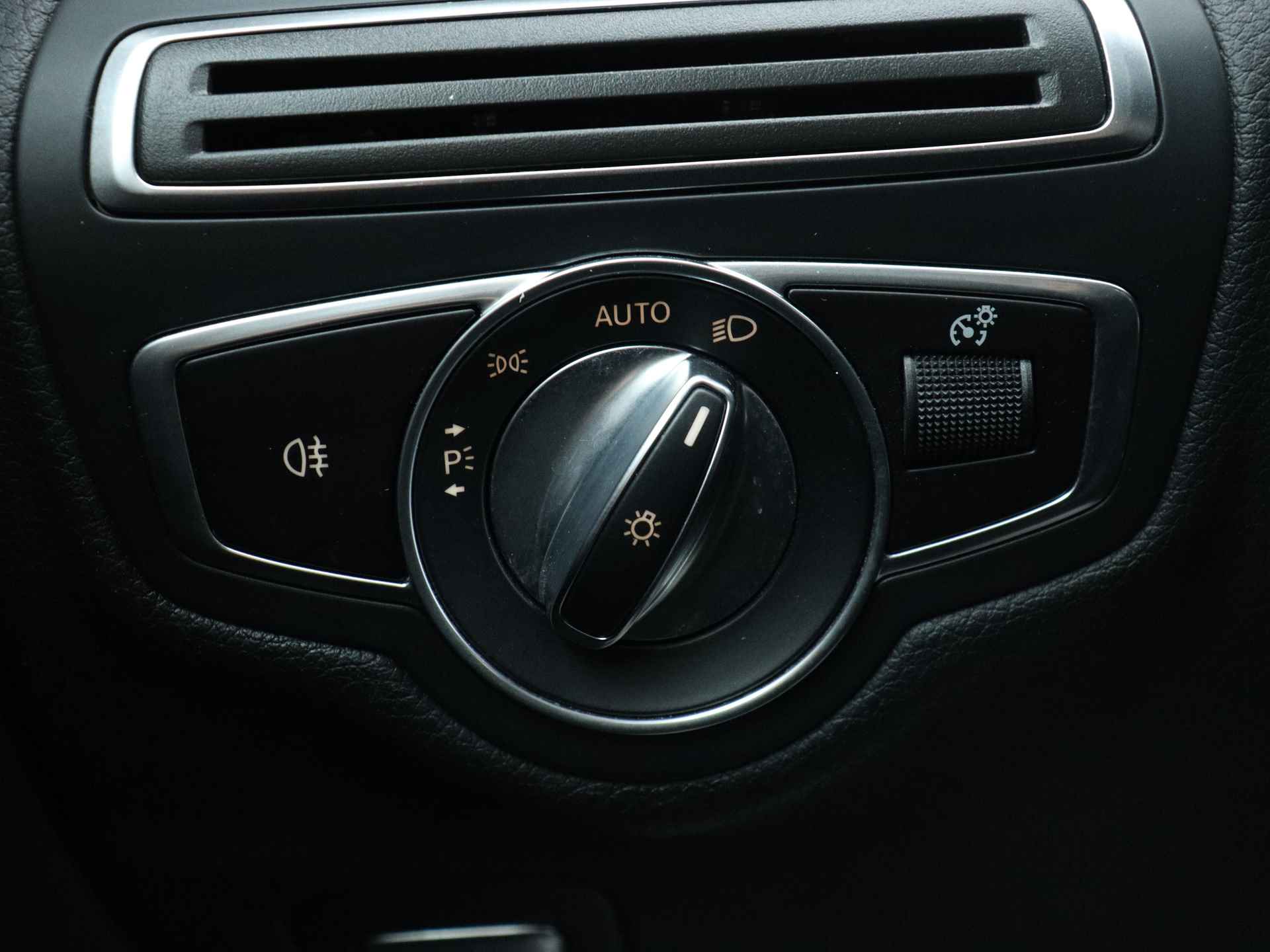 Mercedes-Benz C-Klasse 180 Business Solution AMG | 5 spaaks lichtmetalen velgen | Navigatie | Panoramadak | AMG Styling | Achteruitrijcamera | LED Koplampen | Inclusief 24 maanden MB Certified garantie voor europa. - 35/50