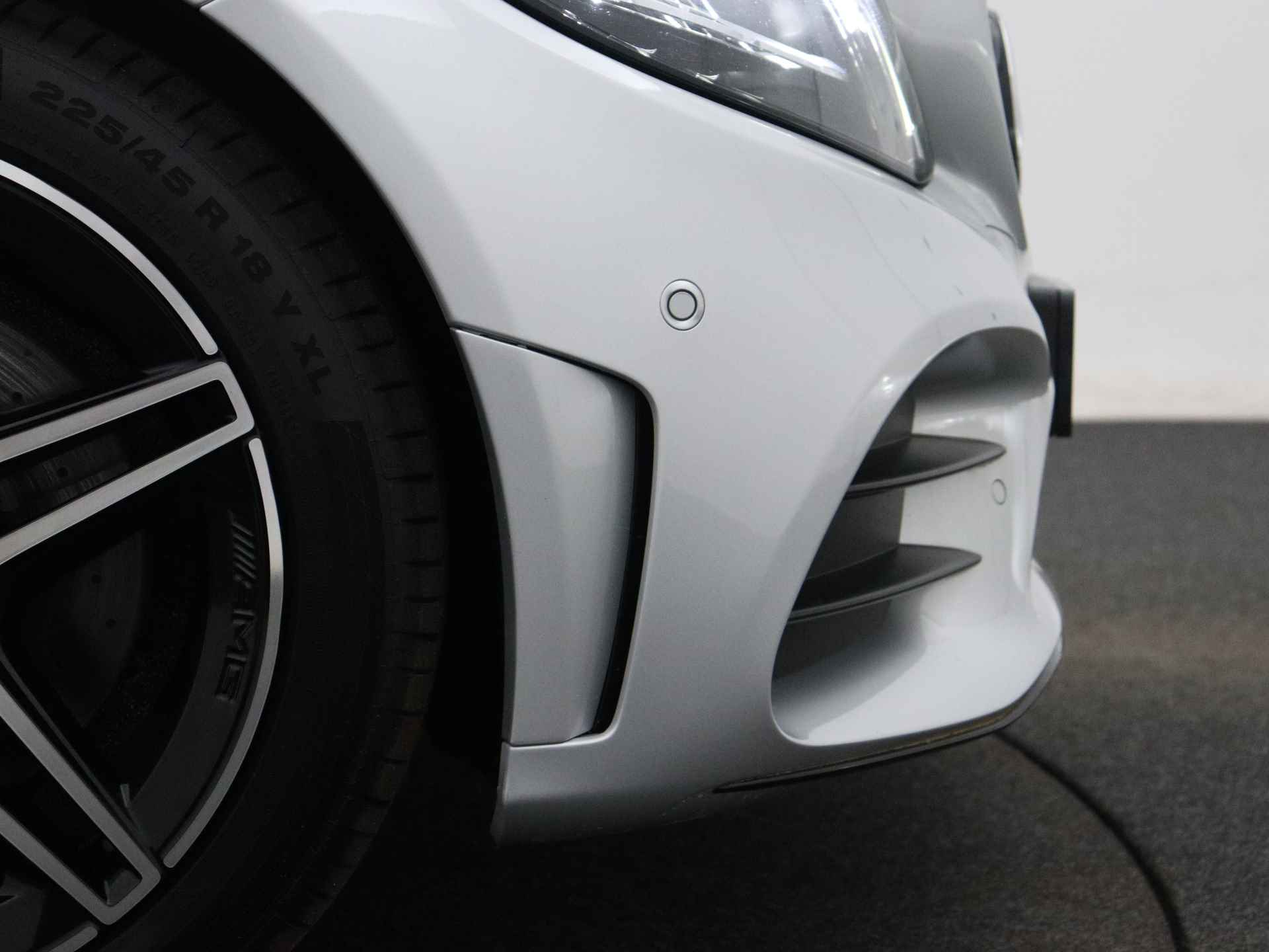Mercedes-Benz C-Klasse 180 Business Solution AMG | 5 spaaks lichtmetalen velgen | Navigatie | Panoramadak | AMG Styling | Achteruitrijcamera | LED Koplampen | Inclusief 24 maanden MB Certified garantie voor europa. - 45/50