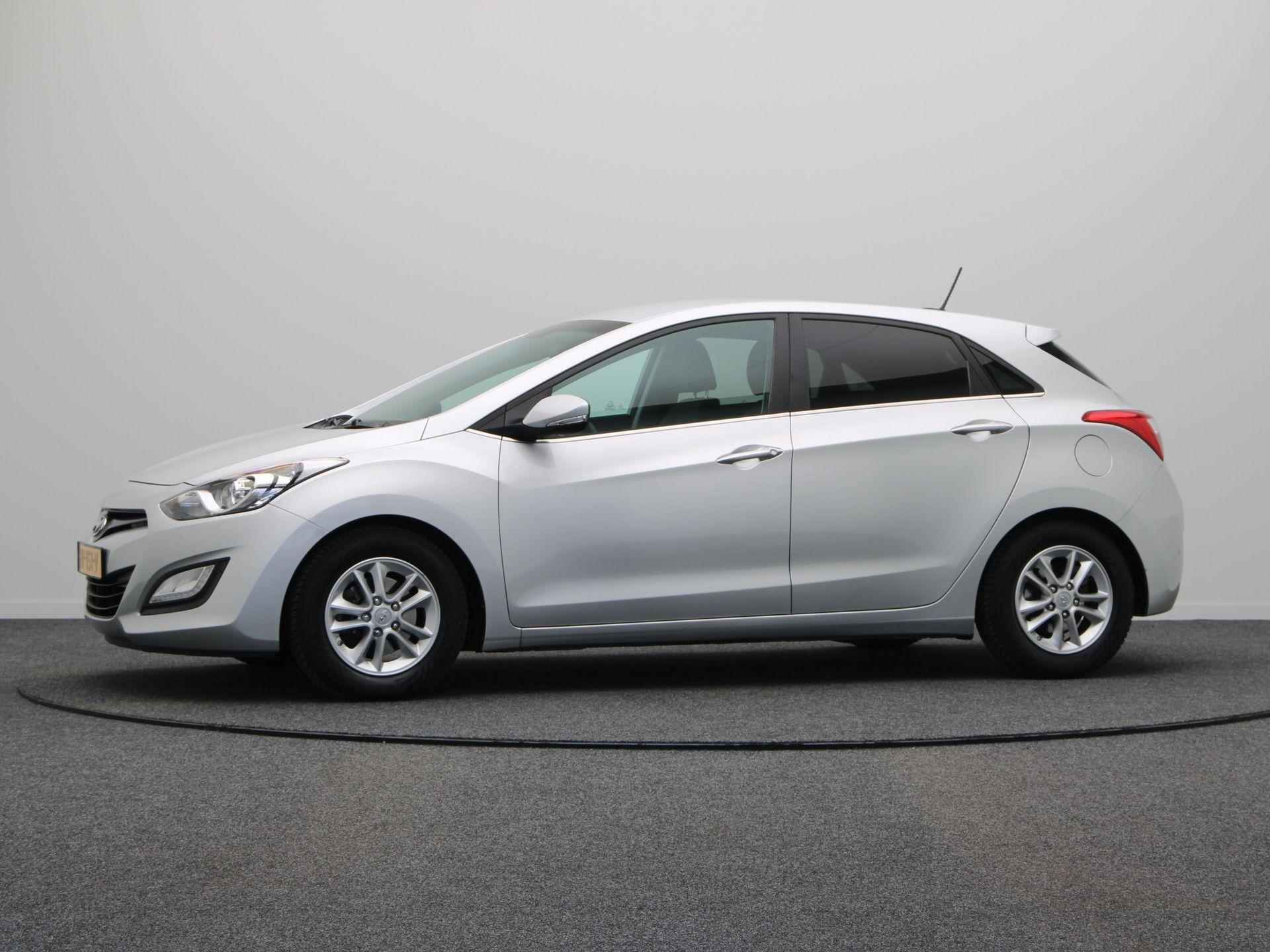 Hyundai i30 1.6 GDI i-Motion Plus | Trekhaak | Achteruitrij Camera | Climate Control | All Season Banden | Navigatie | - 12/50