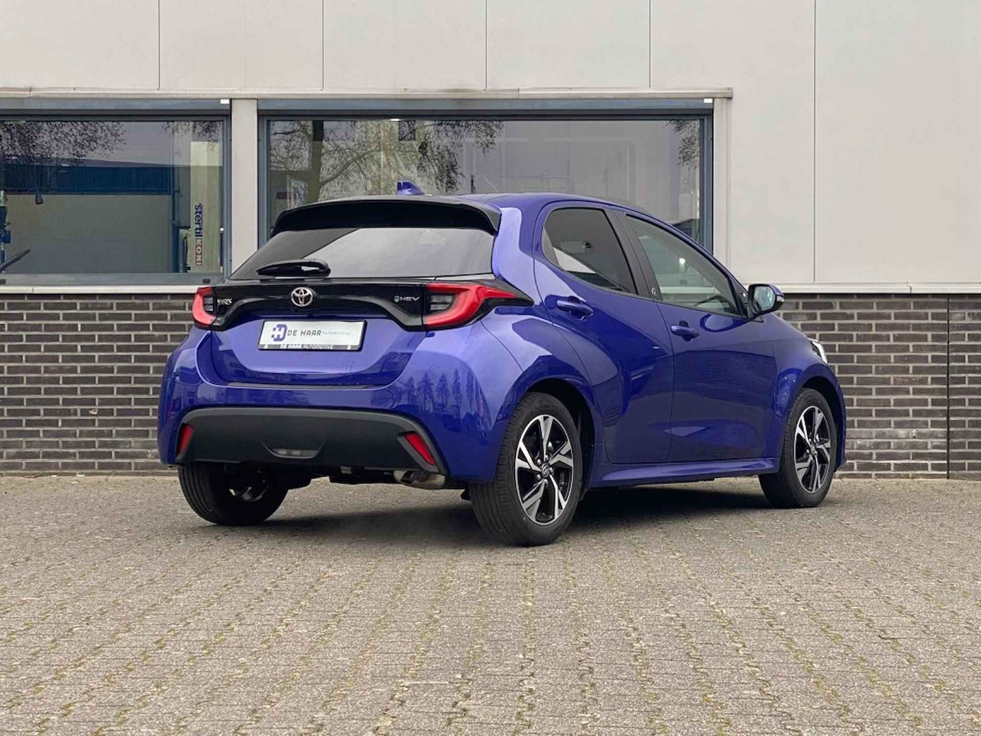 TOYOTA Yaris 1.5 Hybrid Dynamic -Sensoren Voor+Aachter - Carplay - LED - Came - 12/25