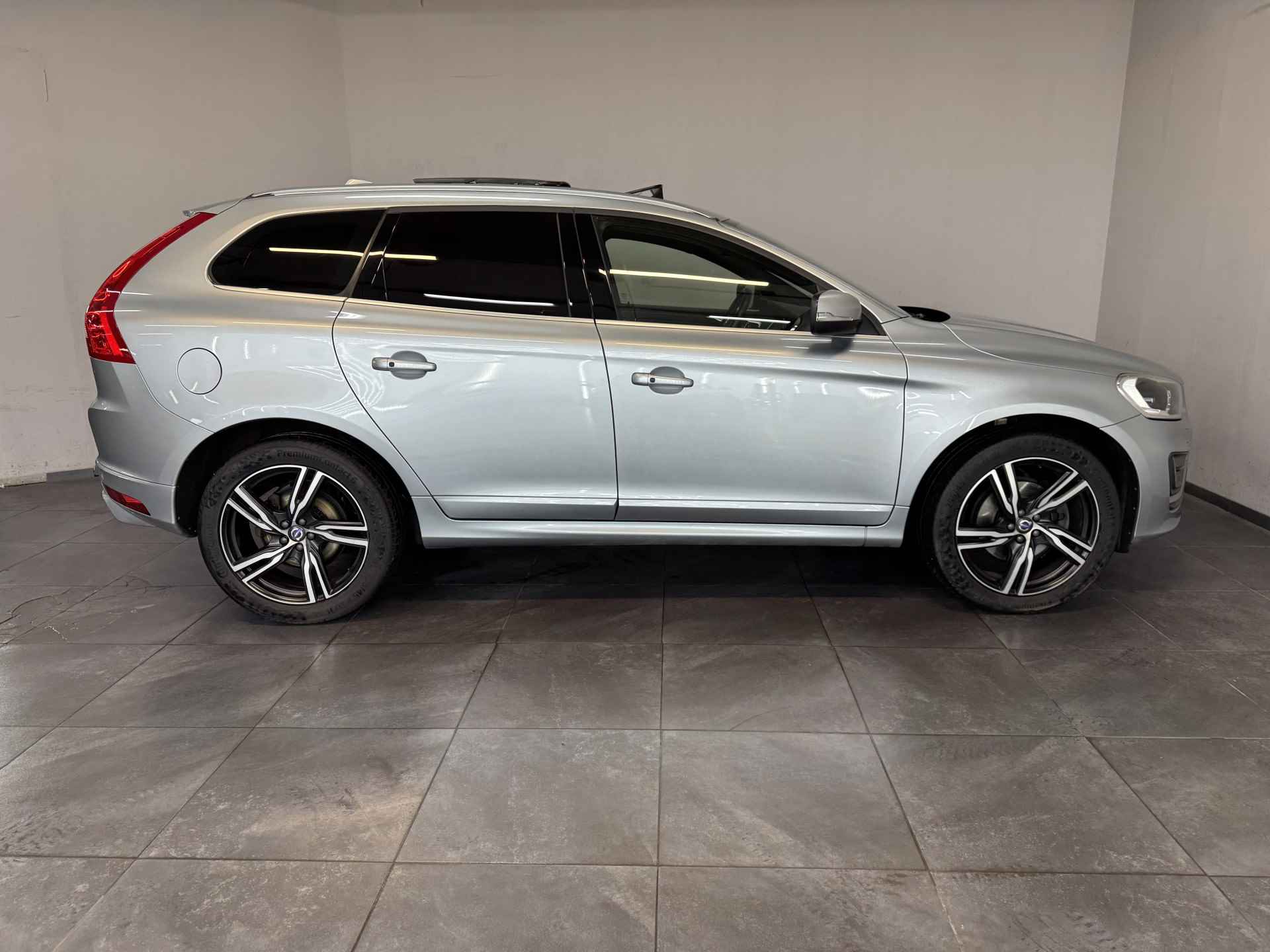 Volvo XC60 2.0 D4 FWD R-Design ✅ Panoramadak ✅ R-Design ✅ Harman/Kardon ✅ Trekhaak ✅ Stoelverwarming ✅ Adaptive Cruise Control ✅ Stuurverwarming ✅ - 35/82