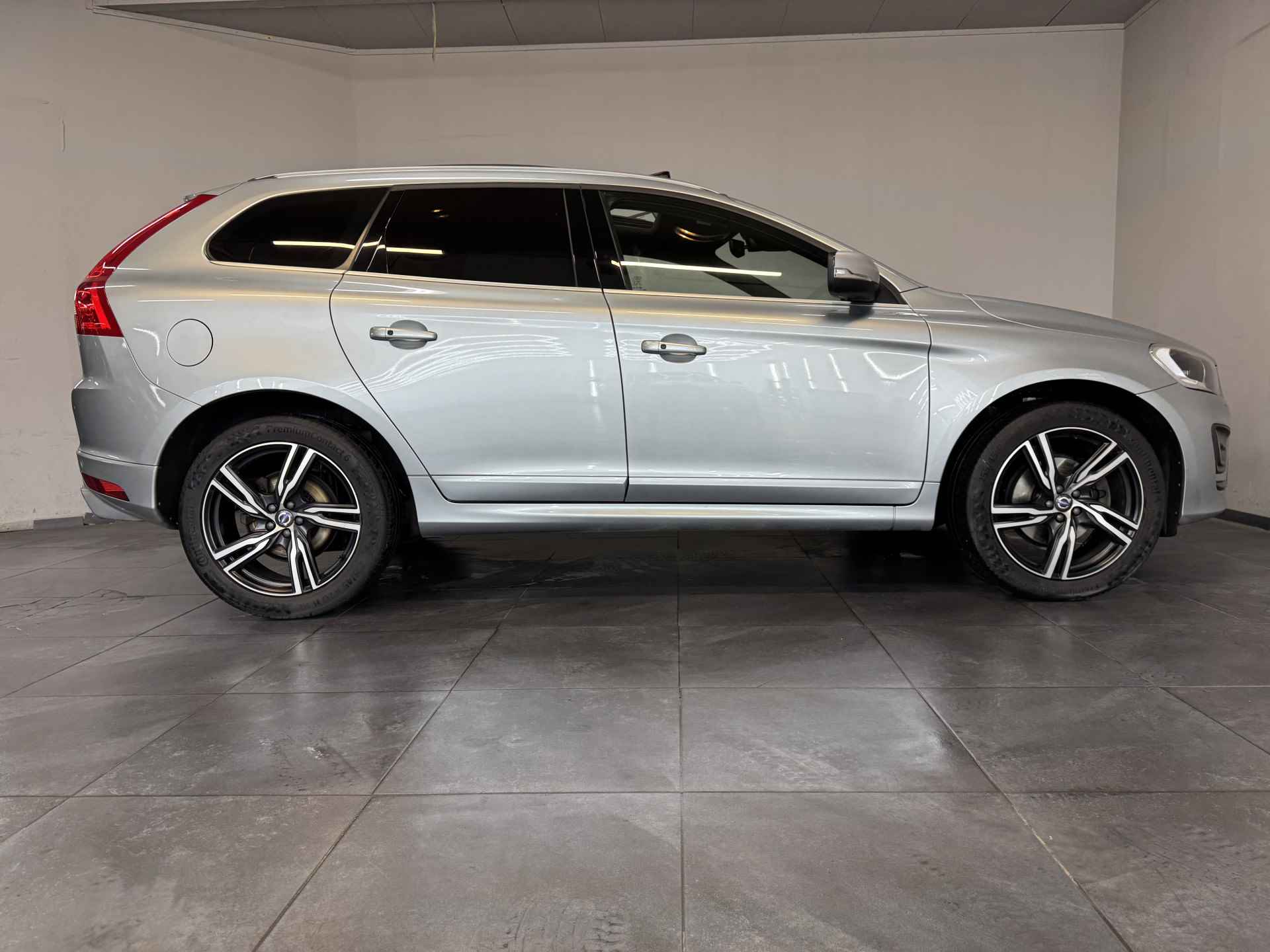 Volvo XC60 2.0 D4 FWD R-Design ✅ Panoramadak ✅ R-Design ✅ Harman/Kardon ✅ Trekhaak ✅ Stoelverwarming ✅ Adaptive Cruise Control ✅ Stuurverwarming ✅ - 75/82