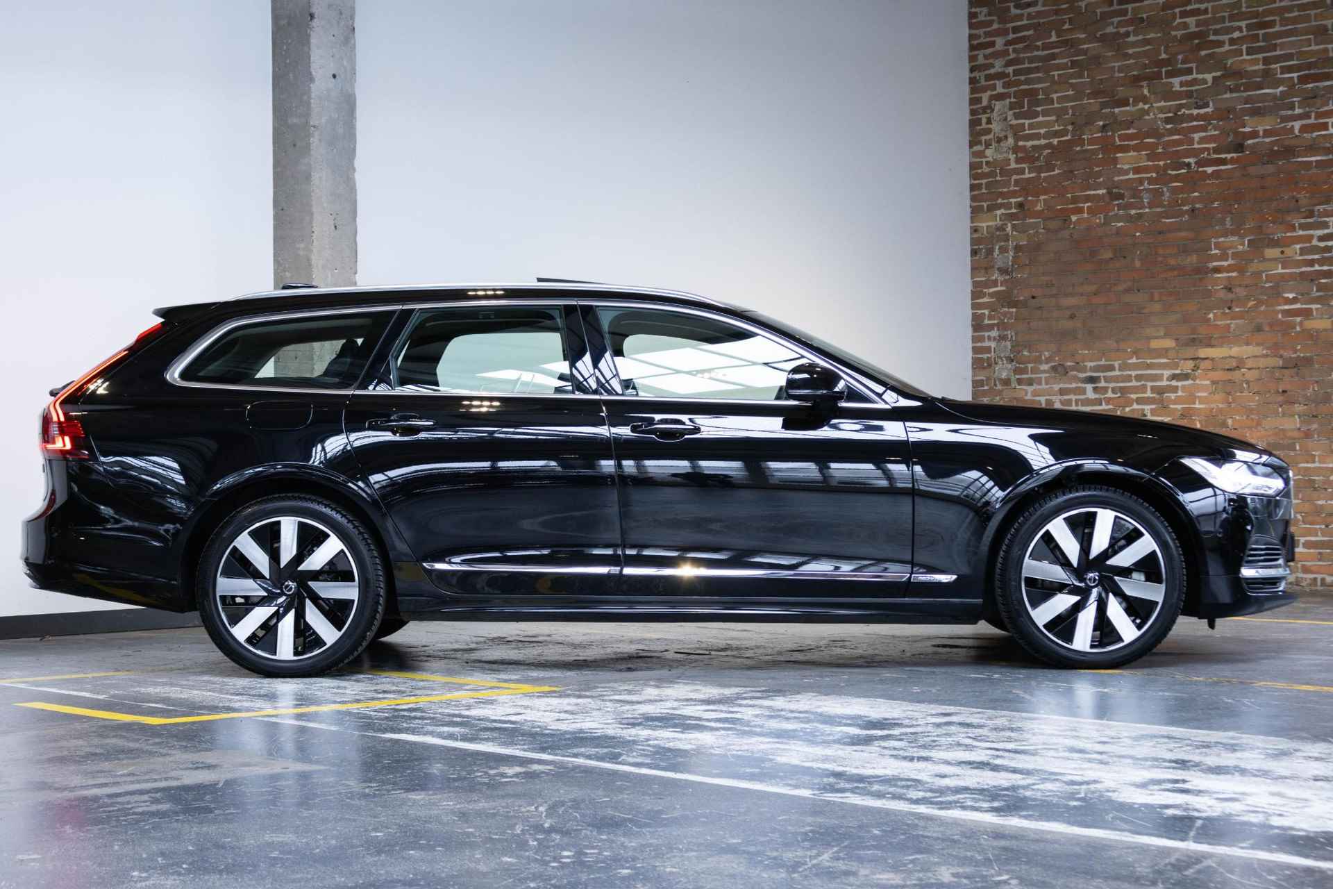 Volvo V90 T6 Recharge AWD Ultimate Bright | Long Range | Luchtvering | Bowers & Wilkins premium audio | Massagestoelen | 360° parkeercamera | Google infotainment | Semi Elektrische trekhaak | Nappa lederen bekleding | Parkeersensoren voor + achter | Panoramadak - 6/54