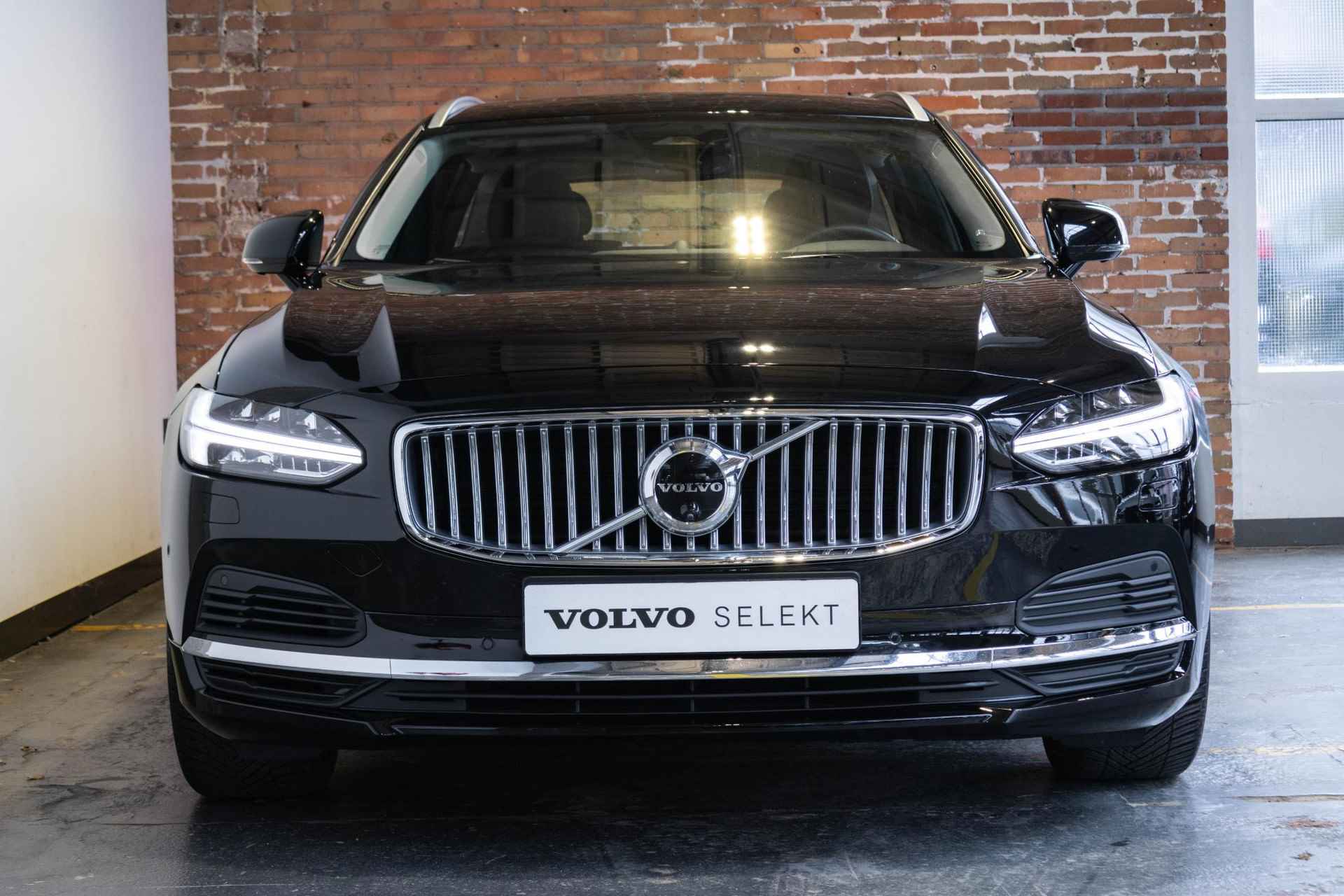 Volvo V90 T6 Recharge AWD Ultimate Bright | Long Range | Luchtvering | Bowers & Wilkins premium audio | Massagestoelen | 360° parkeercamera | Google infotainment | Semi Elektrische trekhaak | Nappa lederen bekleding | Parkeersensoren voor + achter | Panoramadak - 8/54