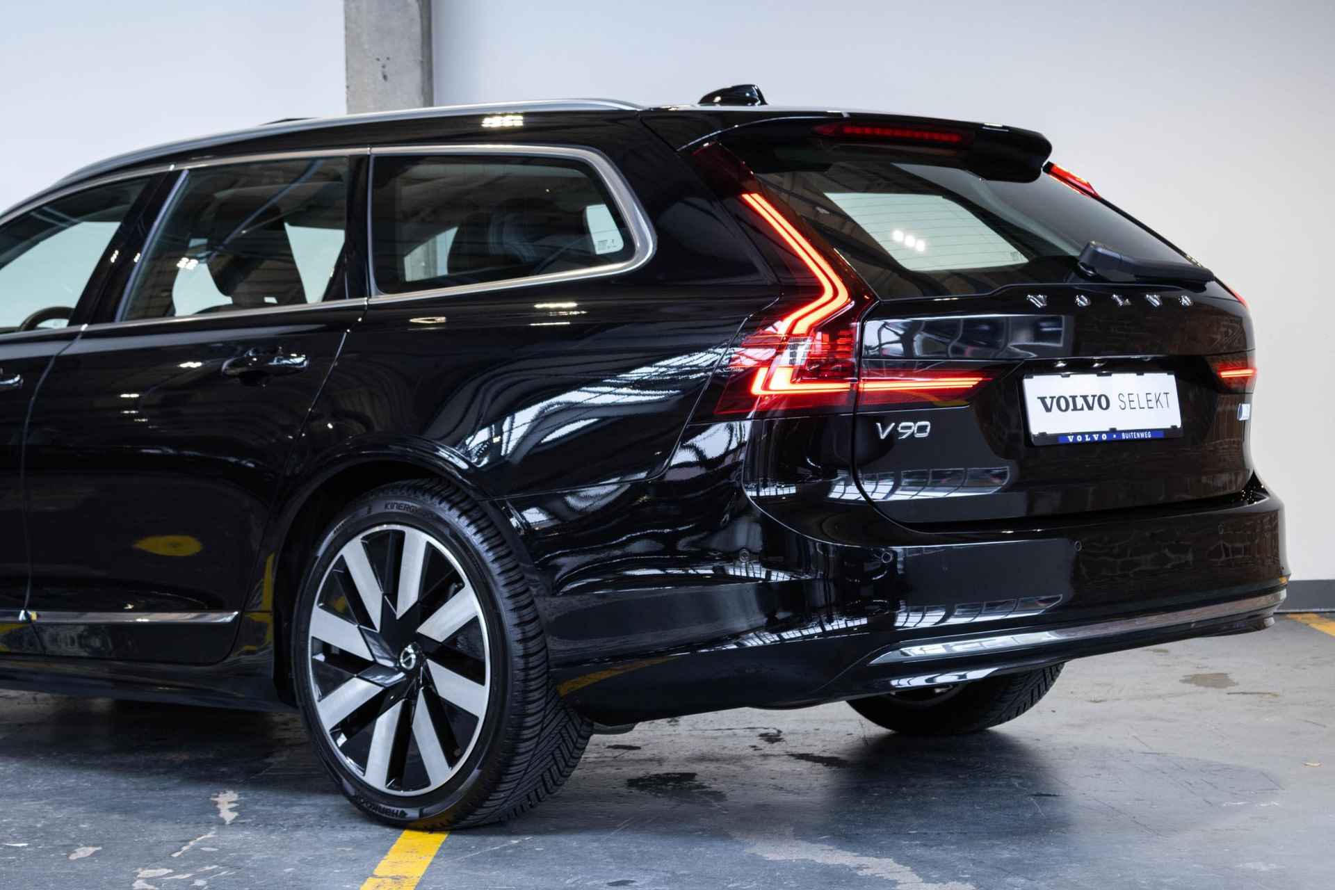 Volvo V90 T6 Recharge AWD Ultimate Bright | Long Range | Luchtvering | Bowers & Wilkins premium audio | Massagestoelen | 360° parkeercamera | Google infotainment | Semi Elektrische trekhaak | Nappa lederen bekleding | Parkeersensoren voor + achter | Panoramadak - 11/54