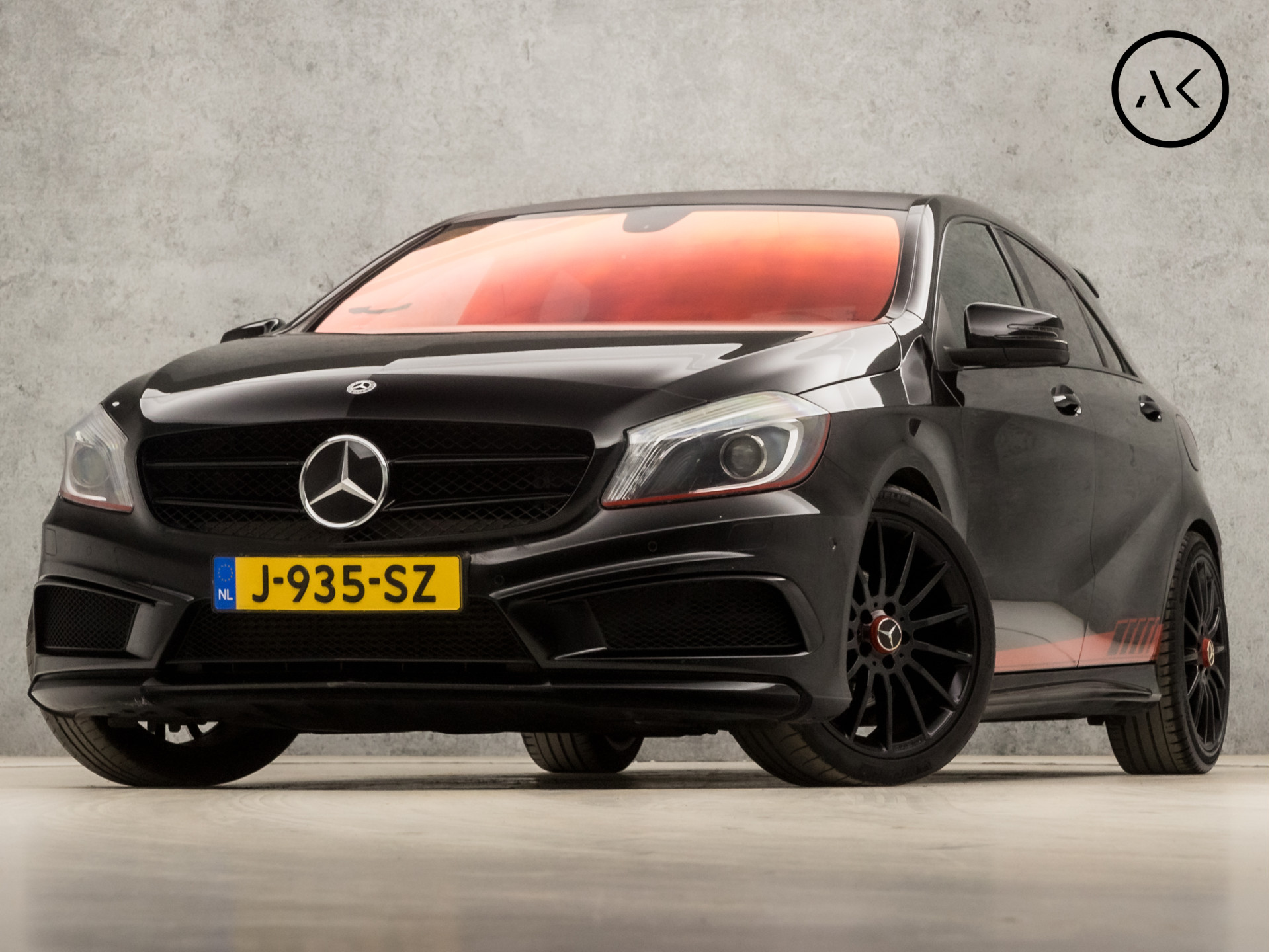 Mercedes-Benz A-Klasse 200 AMG Sport 157Pk (A45 LOOK, NAVIGATIE, LEDER, RODE STIKSELS, GETINT GLAS, STOELVERWARMING, SPORTSTOELEN, DAKSPOILER, XENON, ZWART HEMEL, CRUISE, BLUETOOTH, NIEUWE APK, NIEUWSTAAT)