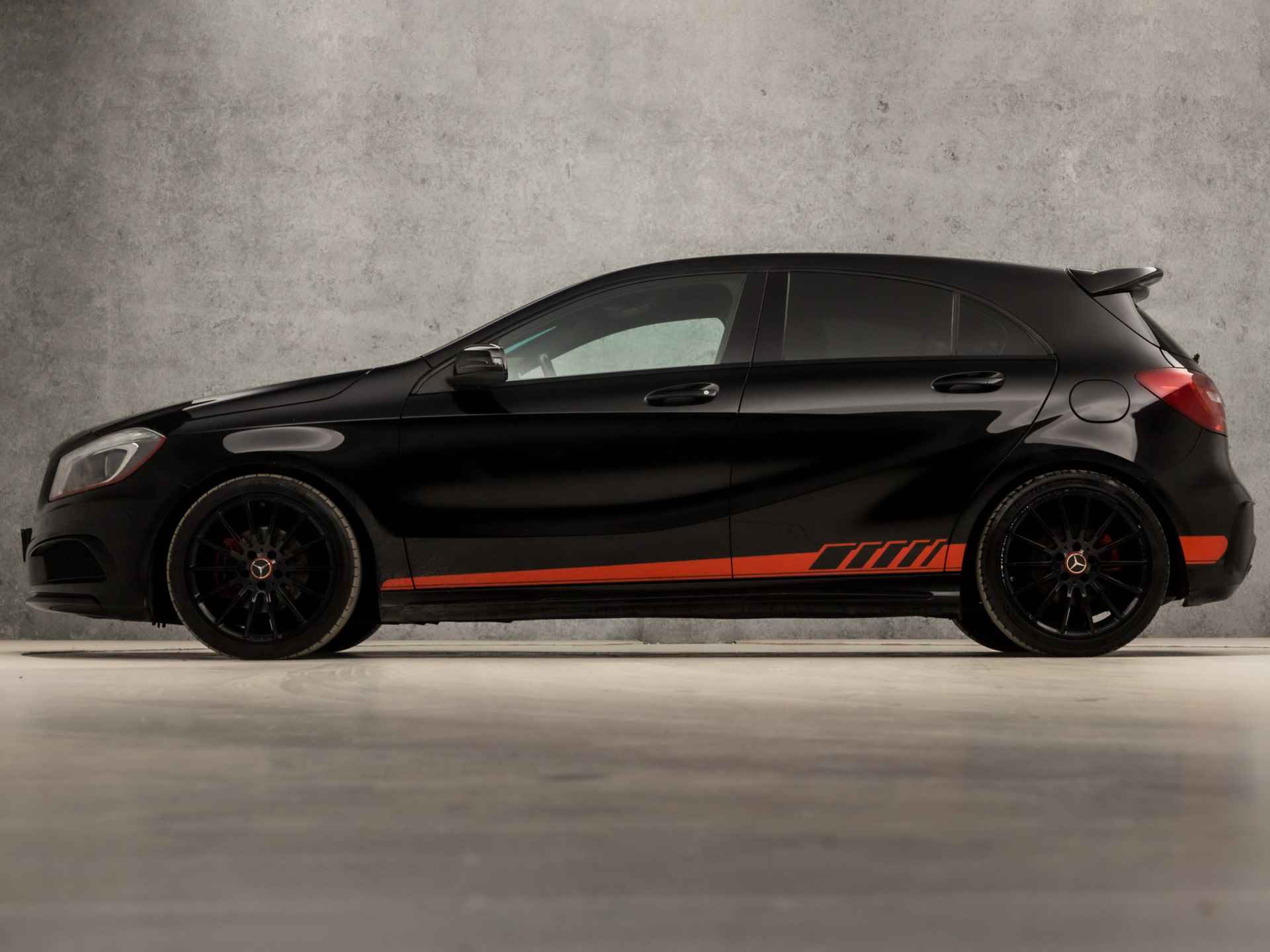 Mercedes-Benz A-Klasse 200 AMG Sport 157Pk (A45 LOOK, NAVIGATIE, LEDER, RODE STIKSELS, GETINT GLAS, STOELVERWARMING, SPORTSTOELEN, DAKSPOILER, XENON, ZWART HEMEL, CRUISE, BLUETOOTH, NIEUWE APK, NIEUWSTAAT) - 2/34