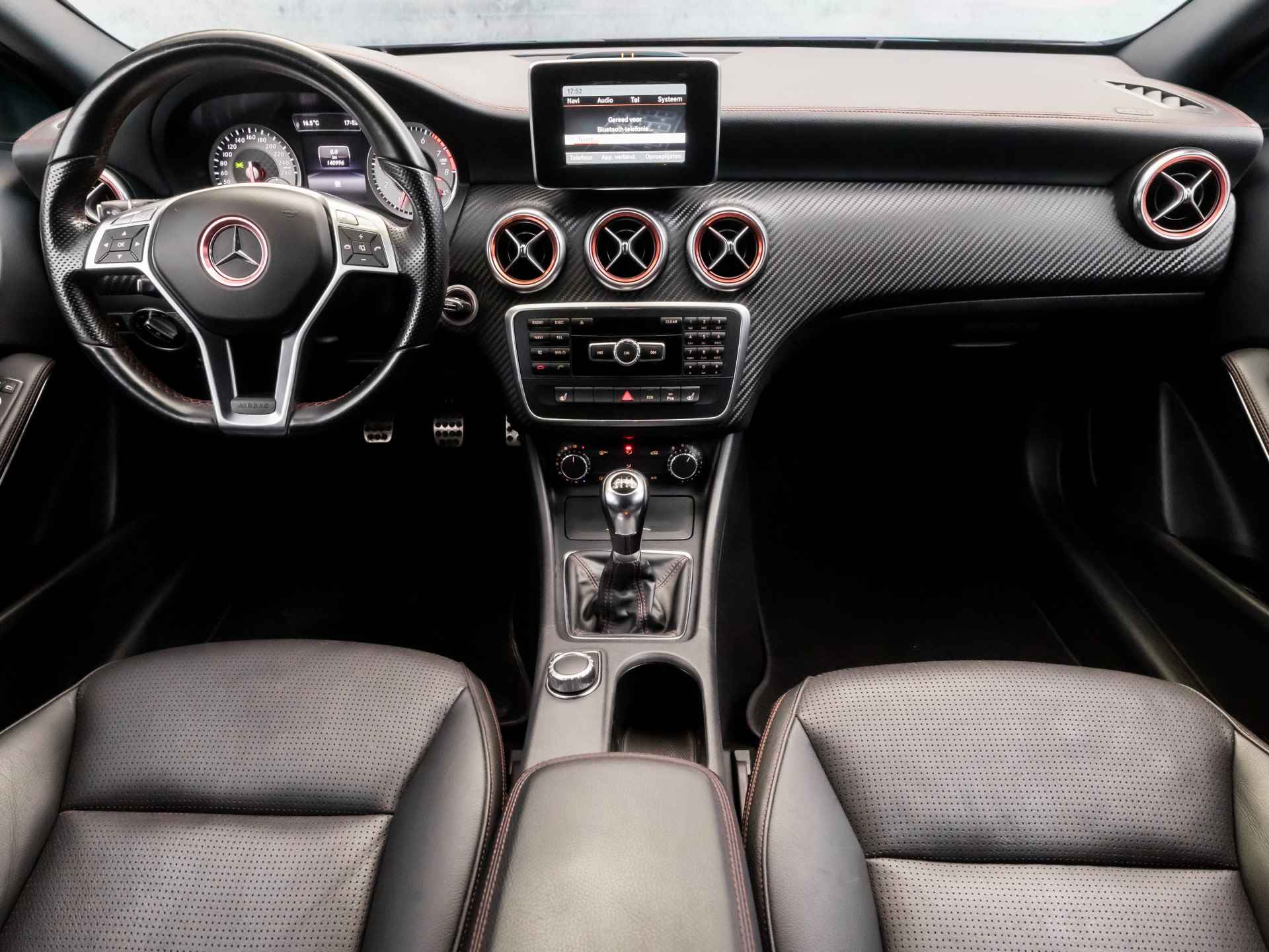 Mercedes-Benz A-Klasse 200 AMG Sport 157Pk (A45 LOOK, NAVIGATIE, LEDER, RODE STIKSELS, GETINT GLAS, STOELVERWARMING, SPORTSTOELEN, DAKSPOILER, XENON, ZWART HEMEL, CRUISE, BLUETOOTH, NIEUWE APK, NIEUWSTAAT) - 6/34