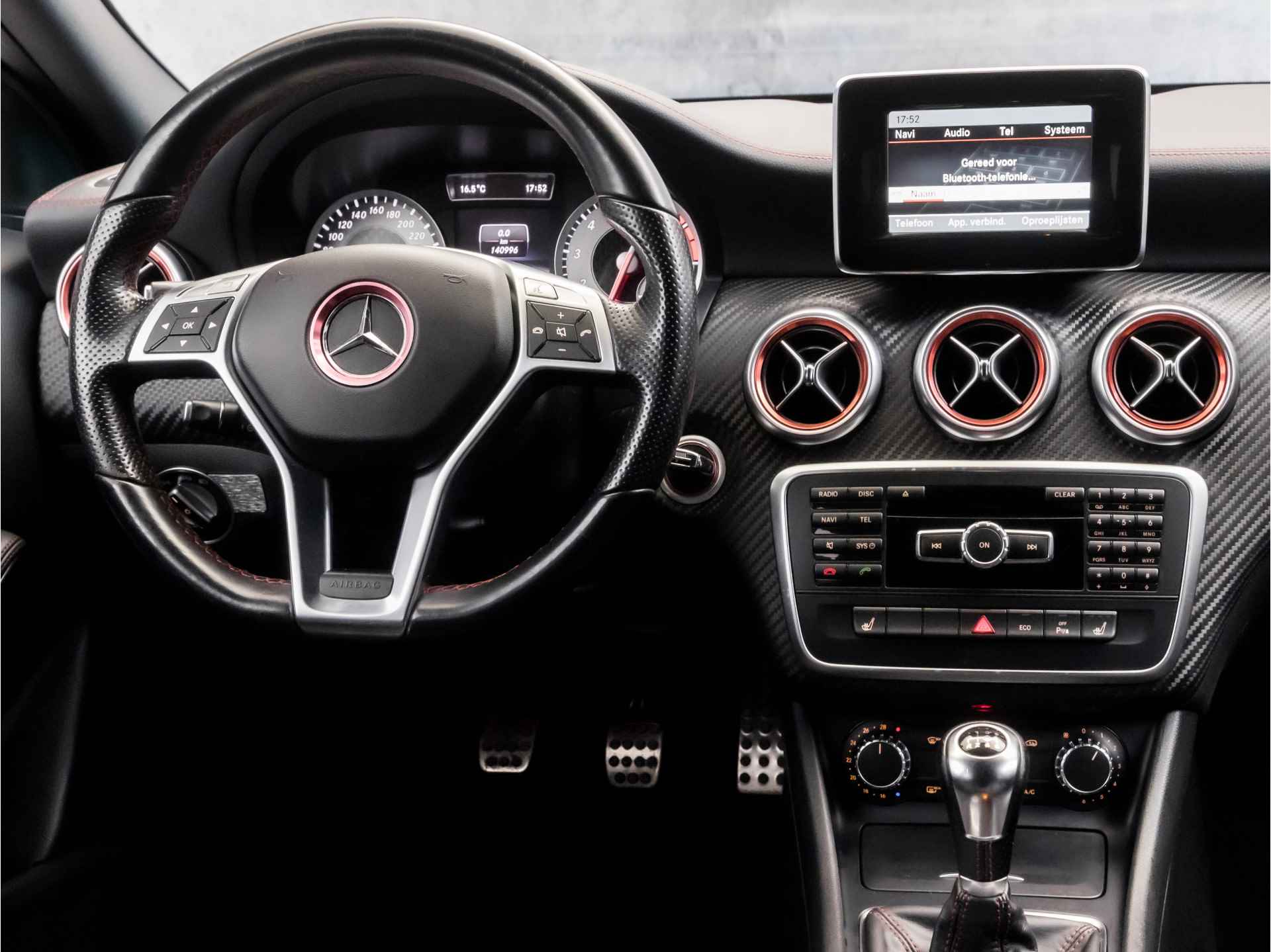 Mercedes-Benz A-Klasse 200 AMG Sport 157Pk (A45 LOOK, NAVIGATIE, LEDER, RODE STIKSELS, GETINT GLAS, STOELVERWARMING, SPORTSTOELEN, DAKSPOILER, XENON, ZWART HEMEL, CRUISE, BLUETOOTH, NIEUWE APK, NIEUWSTAAT) - 7/34