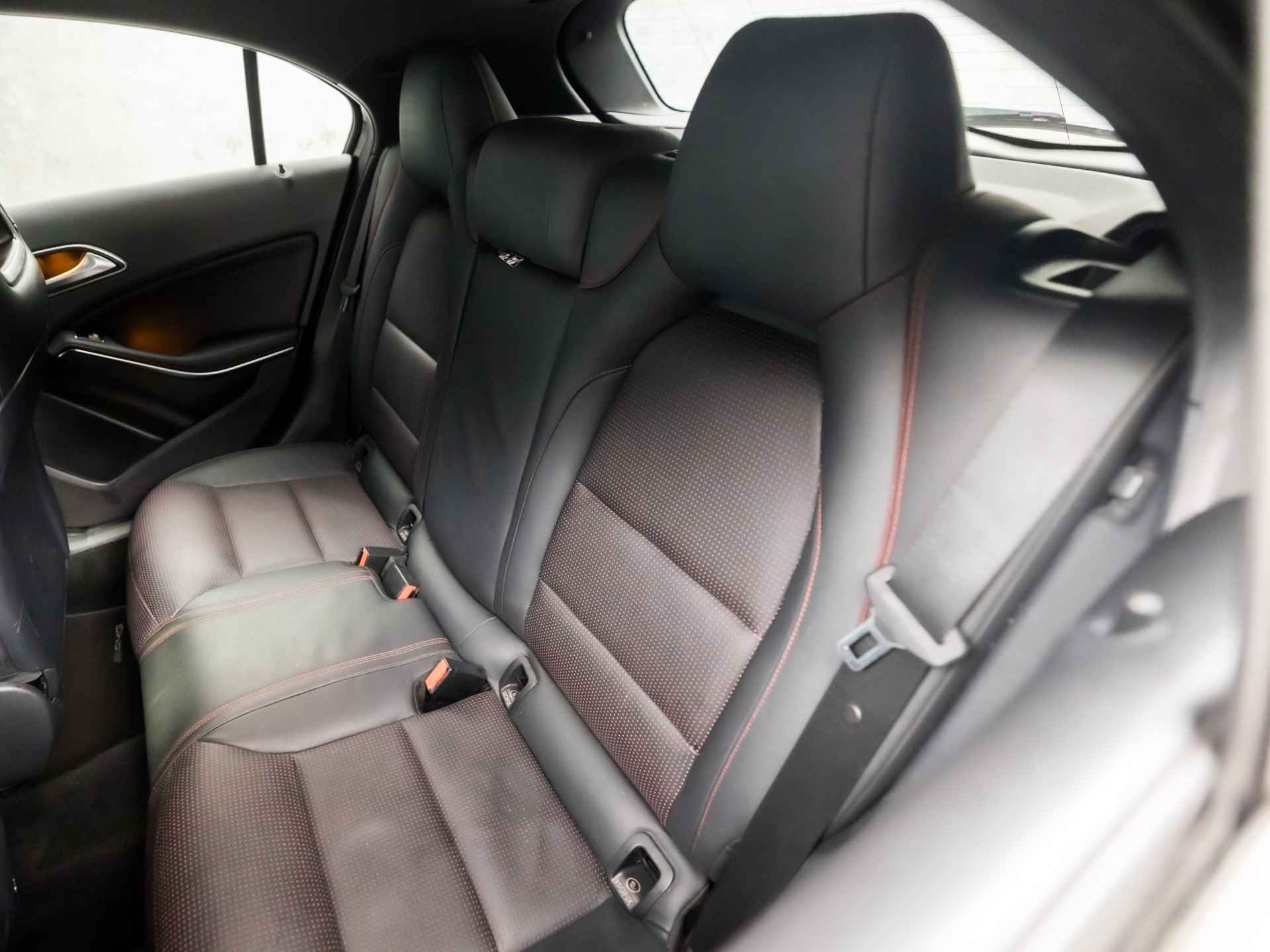 Mercedes-Benz A-Klasse 200 AMG Sport 157Pk (A45 LOOK, NAVIGATIE, LEDER, RODE STIKSELS, GETINT GLAS, STOELVERWARMING, SPORTSTOELEN, DAKSPOILER, XENON, ZWART HEMEL, CRUISE, BLUETOOTH, NIEUWE APK, NIEUWSTAAT) - 15/34