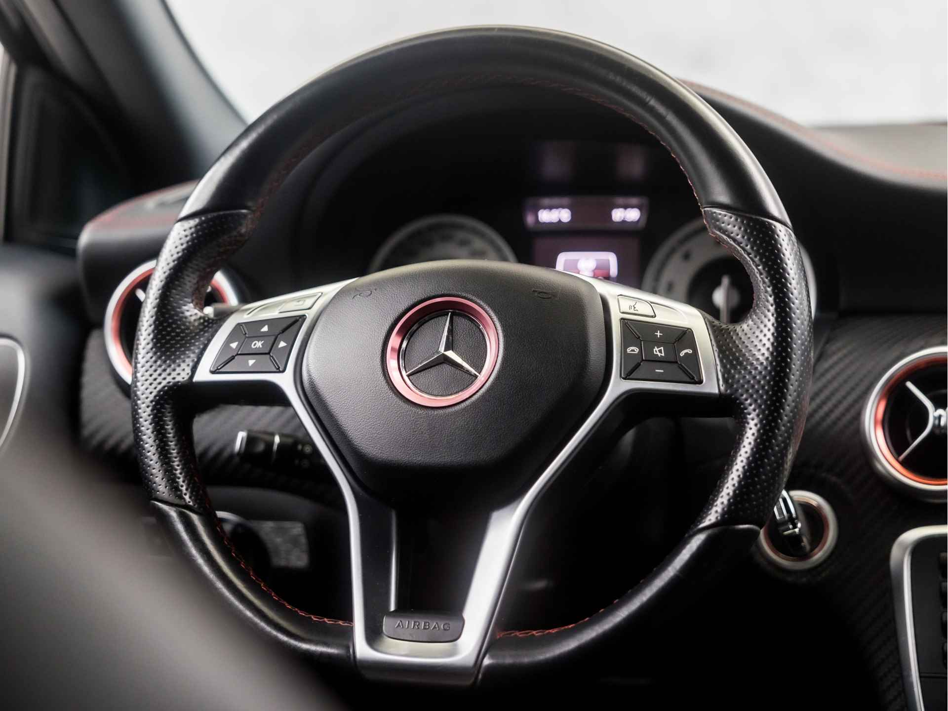 Mercedes-Benz A-Klasse 200 AMG Sport 157Pk (A45 LOOK, NAVIGATIE, LEDER, RODE STIKSELS, GETINT GLAS, STOELVERWARMING, SPORTSTOELEN, DAKSPOILER, XENON, ZWART HEMEL, CRUISE, BLUETOOTH, NIEUWE APK, NIEUWSTAAT) - 17/34