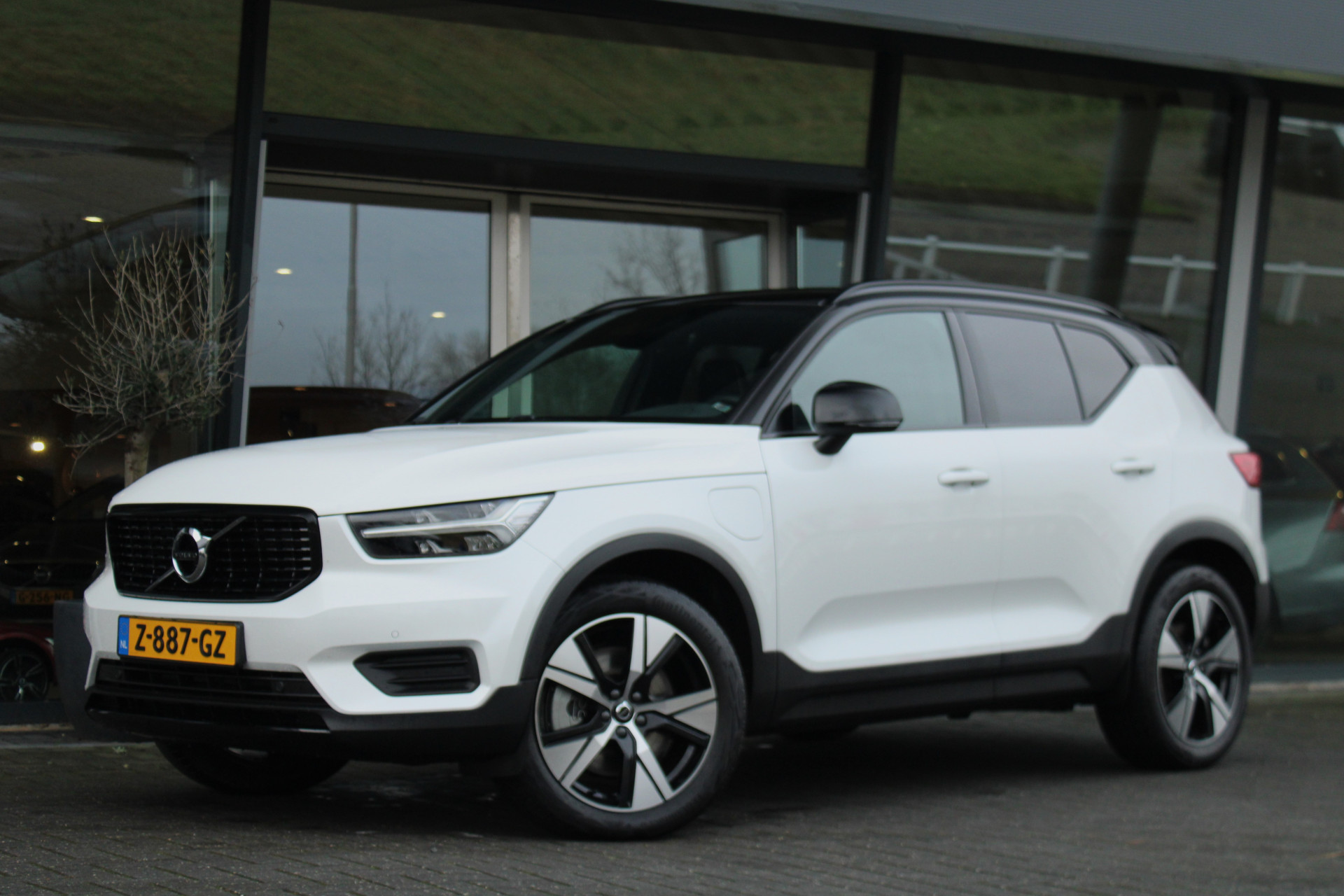 Volvo XC40 T4 Recharge R-Design | Cruise Control | Stuur/Stoelverwarming | Trekhaak | Getint Glas | 19 Inch | Keyless