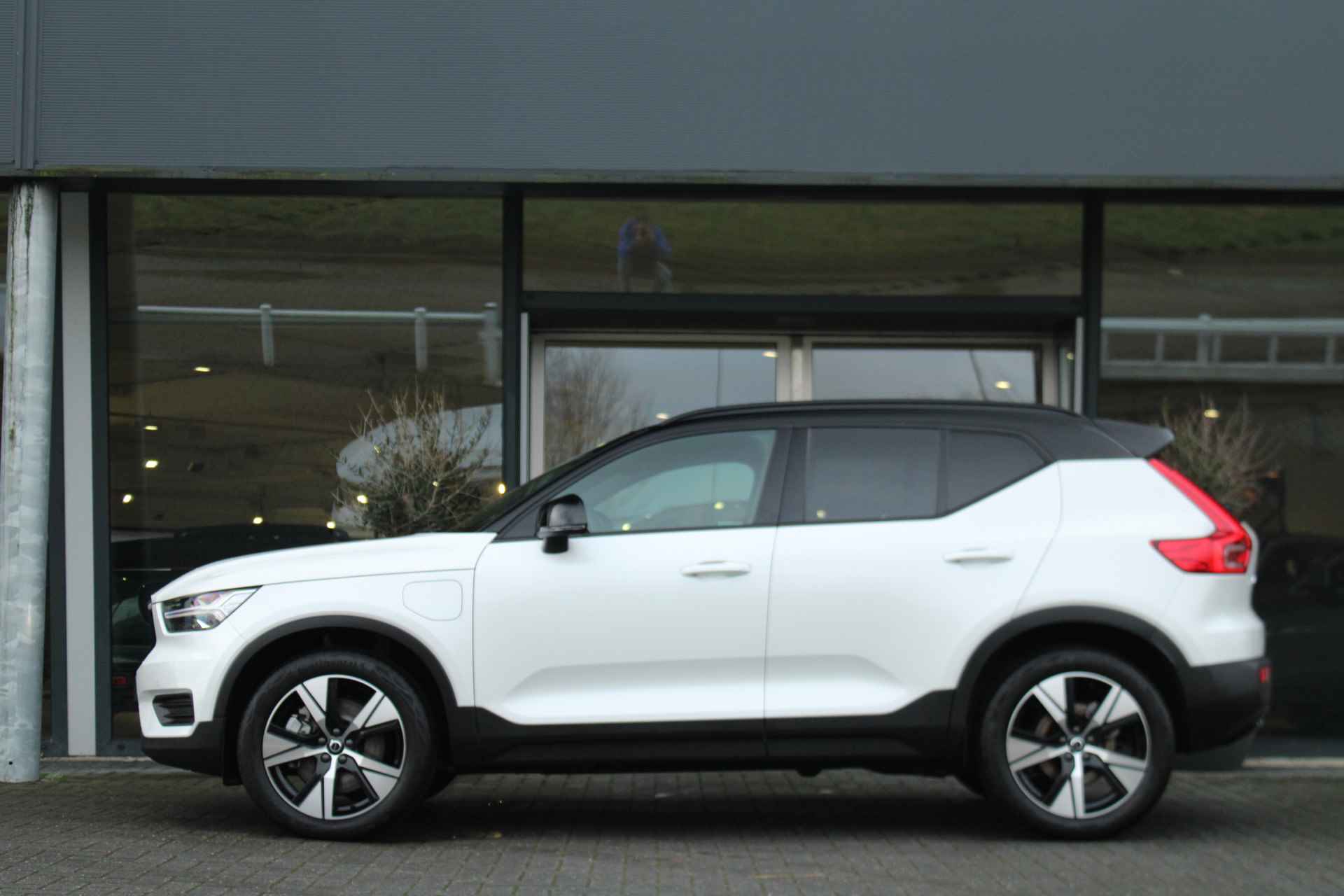 Volvo XC40 T4 Recharge R-Design | Cruise Control | Stuur/Stoelverwarming | Trekhaak | Getint Glas | 19 Inch | Keyless - 4/16